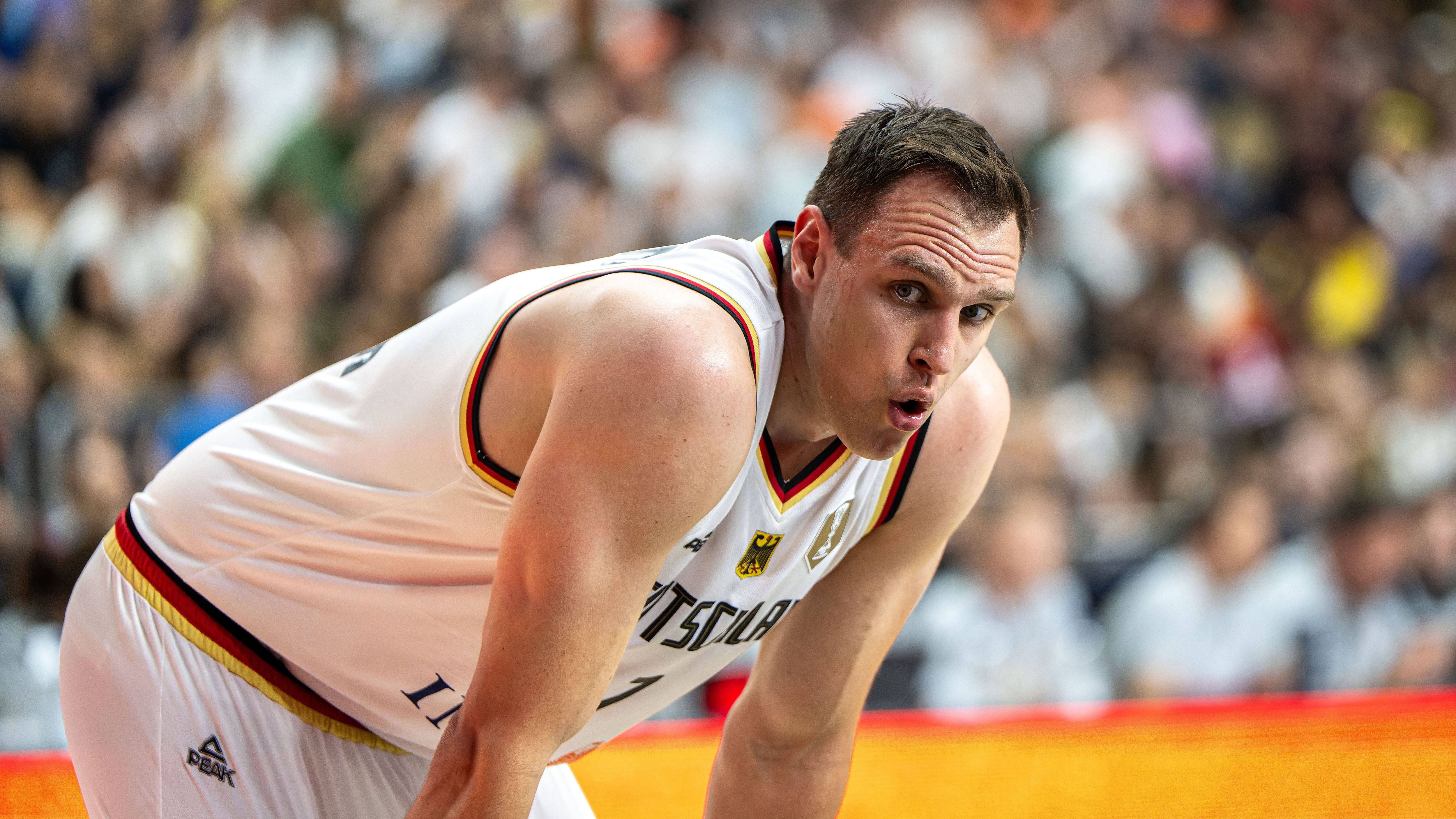 <strong>Johannes Voigtmann (Center, Olimpia Milano)</strong><br>Mit seiner Größe von 2,11 Metern ist Voigtmann vor allem ein starker Rebounder. Im WM-Halbfinale 2023 gegen die USA verzeichnete er sieben Rebounds, im WM-Endspiel gegen Serbien sogar acht.