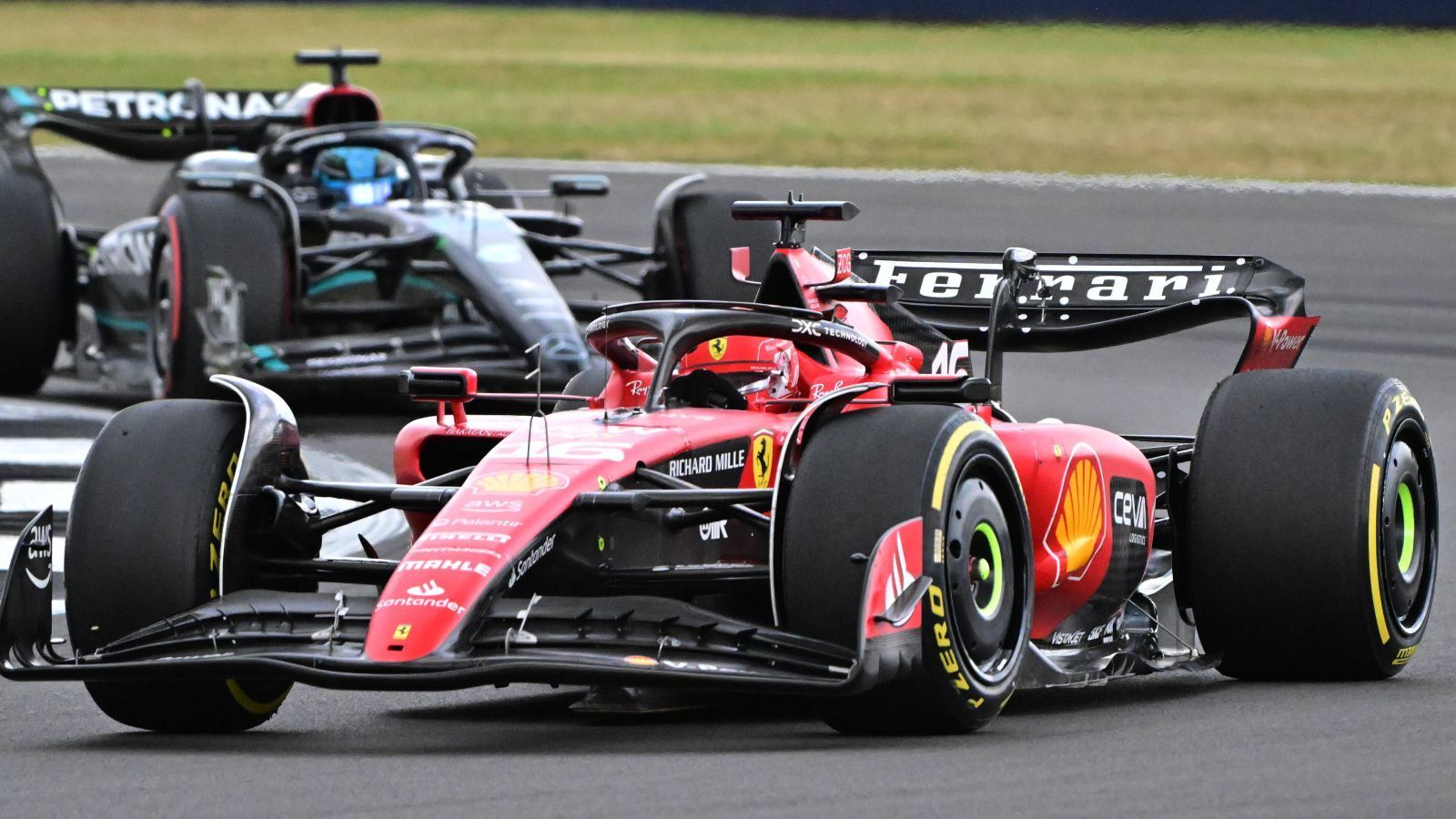 
                <strong>Charles Leclerc (Scuderia Ferrari)</strong><br>
                Um klar zu sein: Wenn Leclerc Ferrari verlassen würde, dann nur aus freien Stücken. Das Team kann sich glücklich schätzen, einen solch talentierten Fahrer zu haben und will ihn weiter an sich binden. Allerdings ist mehr als offen, wie oft der Monegasse sich von der Scuderia noch im Stich lassen lässt, bevor er die Reißleine zieht und mit einem Abschiedswunsch an das Team aus Maranello herantritt.
              