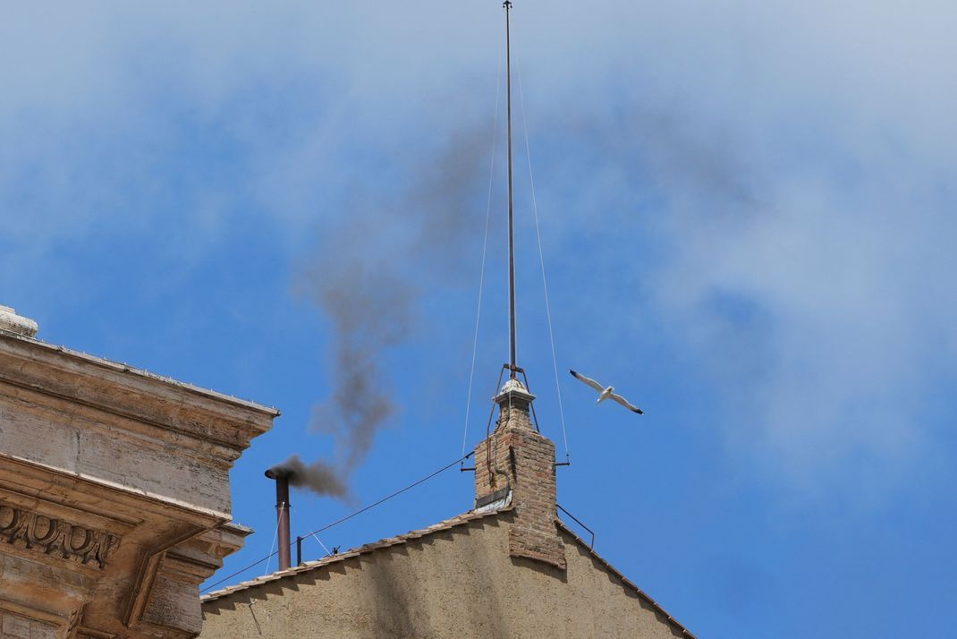 Zum zweiten Mal tritt schwarzer Rauch aus dem Schornstein im Vatikan.