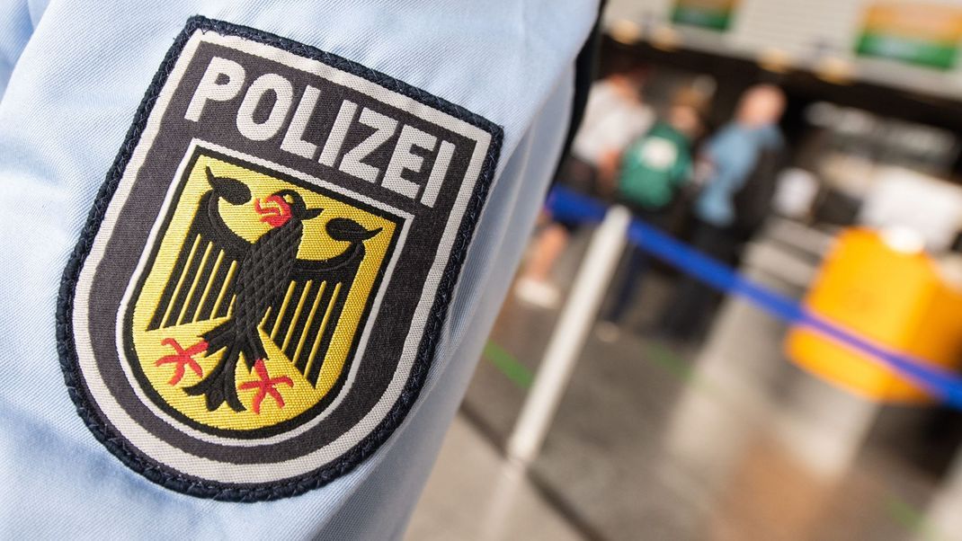 Die Polizei hat einen Influencer wegen einer Raketenzündung am Flughafen BER in Gewahrsam genommen.