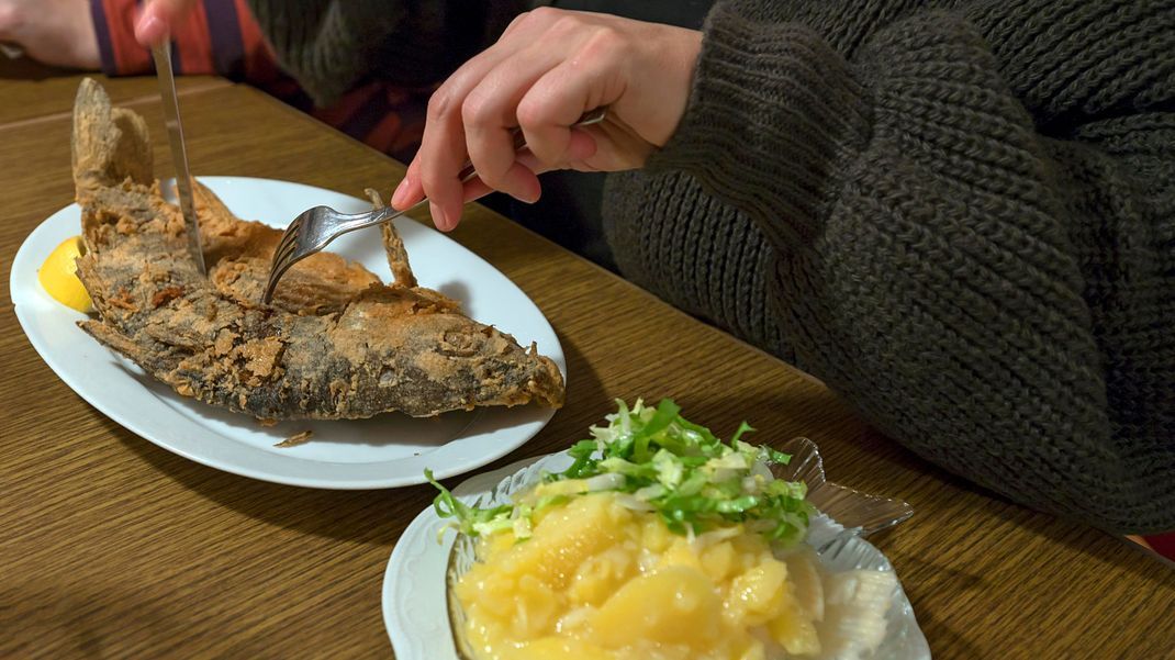 Einige der Süßwasserfische aus Deutschland kann man beruhigt essen, beispielsweise den Karpfen. Am besten schmeckt er gebacken mit Kartoffelsalat als Beilage.