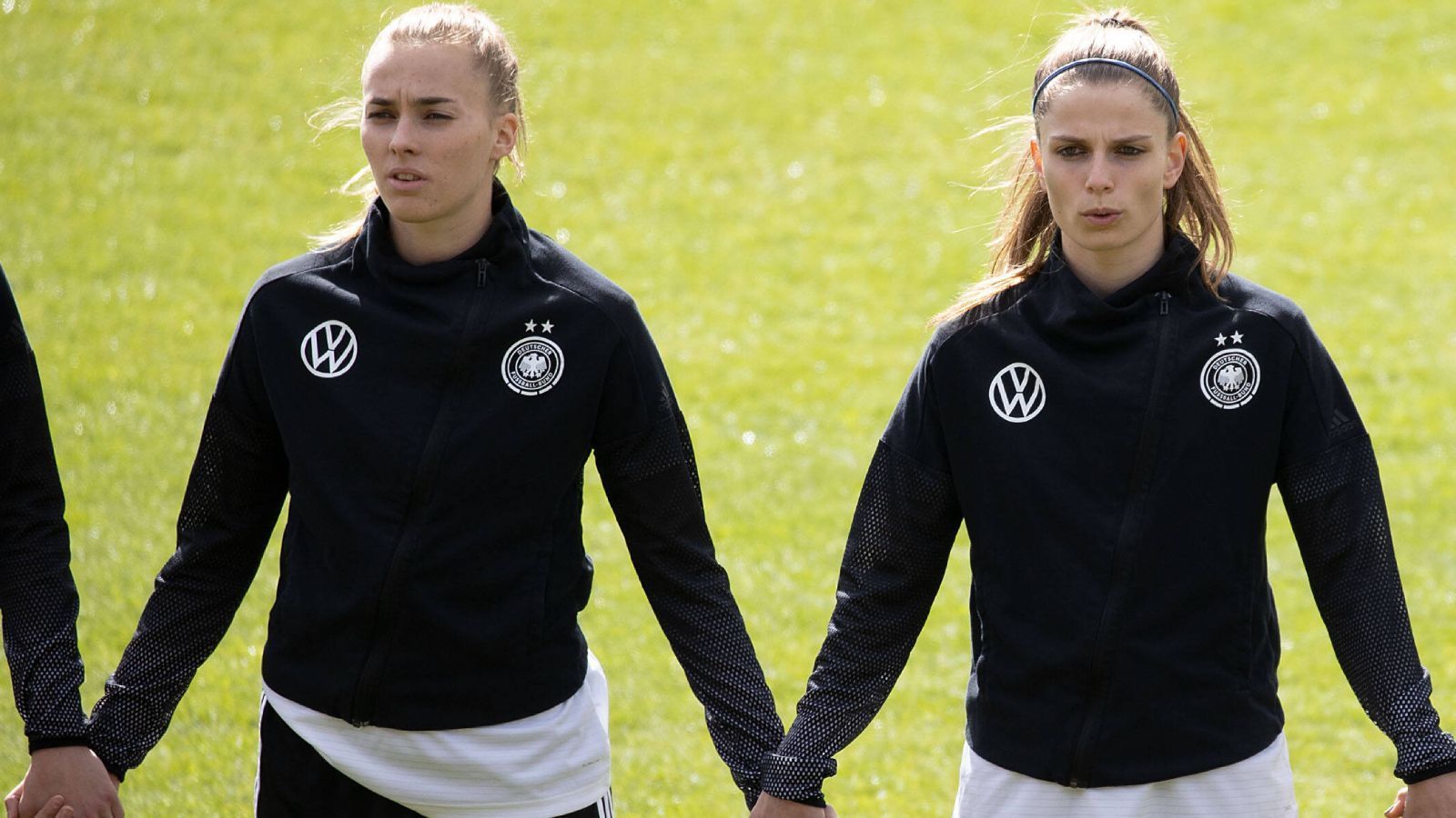 
                <strong>Die "Super Subs"</strong><br>
                Fällt eine der gestandenen Offensivspielerinnen mal aus oder braucht die deutsche Mannschaft hinten raus noch einmal Offensivpower um nachzulegen, dann stehen mit Laura Freigang von Eintracht Frankfurt (l.) und Tabea Waßmuth vom VfL Wolfsburg (r.) zwei hervorragende Angreiferinnen bereit. Während Freigang mit ihren 18 Scorerpunkten in 21 Bundesligaspielen entscheidend zur Champions-League-Qualifikation der Eintracht beigetragen hat, hatte Waßmuth mit gar 19 Scorerpunkten maßgeblichen Anteil am Double der Wölfinnen aus Pokalsieg und Meisterschaft. Da dürfte Hansi Flick bei der schieren Anzahl an Top-Stürmerinnen schon mal neidisch vom Training der Männer herüberblicken, fehlt ihm so ein Knipser in der Männer-Auswahl doch.
              