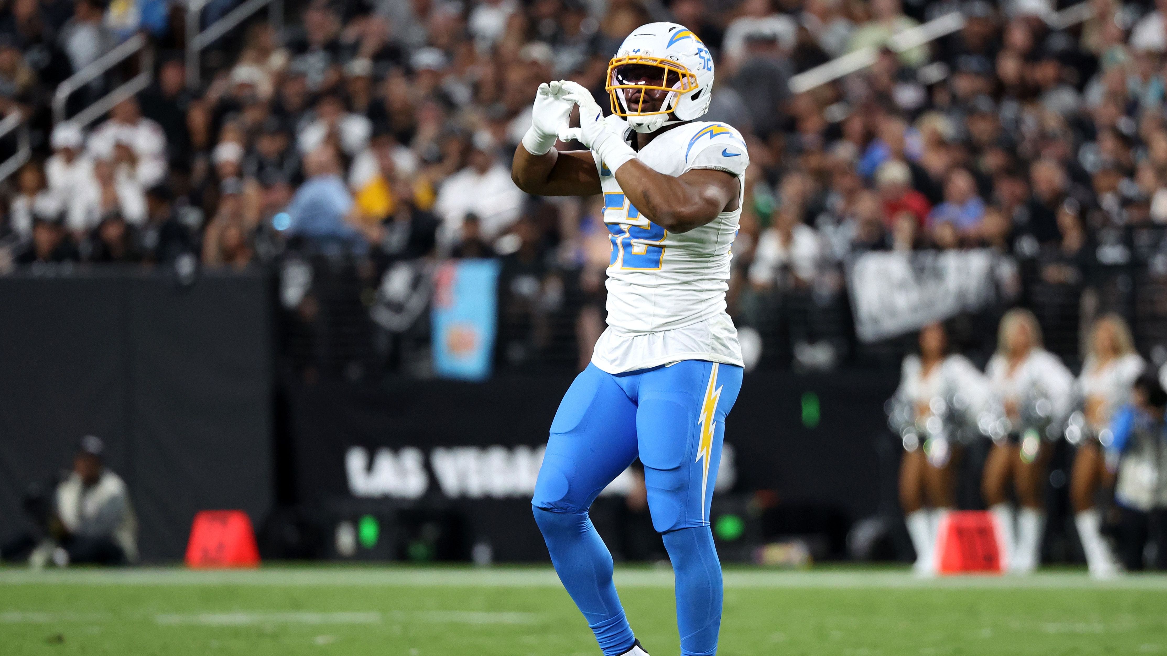 <strong>Khalil Mack (Los Angeles Chargers)</strong><br>Die Chargers drohen längere Zeit auf Edge Rusher Khalil Mack verzichten zu müssen. Der 34-Jährige musste das Monday Night Game gegen die Las Vegas Raiders nach einer Schulterverletzung früh verlassen. Der Routinier wollte im letzten Spielzug des ersten Viertels Tre Tucker tackeln. Dabei geriet sein linker Arm aber in eine ungünstige Position zwischen Turner und Chargers Cornerback Tarheeb Still und wurde verdreht. Im zweiten Viertel kehrte Mack zwar aus der Kabine zurück, saß in der Folge aber ohne Schulterpolster und mit einer Armschlinge am linken Arm auf der Bank.
