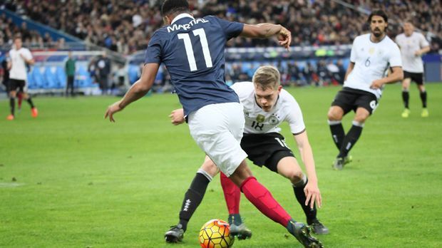 
                <strong>Matthias Ginter</strong><br>
                Matthias Ginter: Kaum zu sehen. Außer beim Gegentor, da ließ er sich von Martial abkochen. Darf den Franzosen da nie vorbeikommen lassen. ran-Note: 5.
              