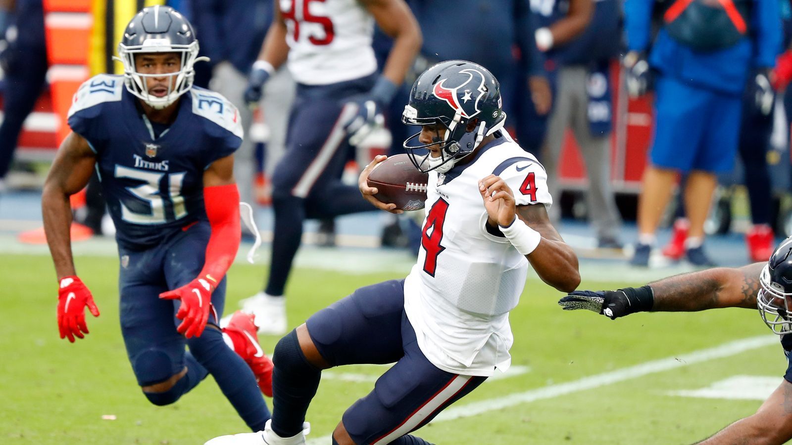 
                <strong>Quarterback: Deshaun Watson - 78 Punkte als Kapitän</strong><br>
                Ryan Tannehill führte die beste Passing-Offense auf das Feld, doch sein Gegenüber war der beste Quarterback des Spieltags: Deshaun Watson warf für 335 Yards und vier Touchdowns, ohne sich dabei einen Turnover zu leisten. Zudem erlief der mobile Quarterback 26 Yards und erzielte eine Two-Point-Conversion, was Watson letztlich den entscheidenden Vorteil gegenüber Tannehill verschaffte.Watson holte die meisten Punkte aller Spieler des Spieltags - als Kapitän stolze 78 Zähler!
              