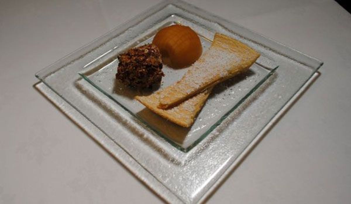 Apfel-Karamell-Fond an Pfannkuchen und Vanilleeis im Mandelmantel