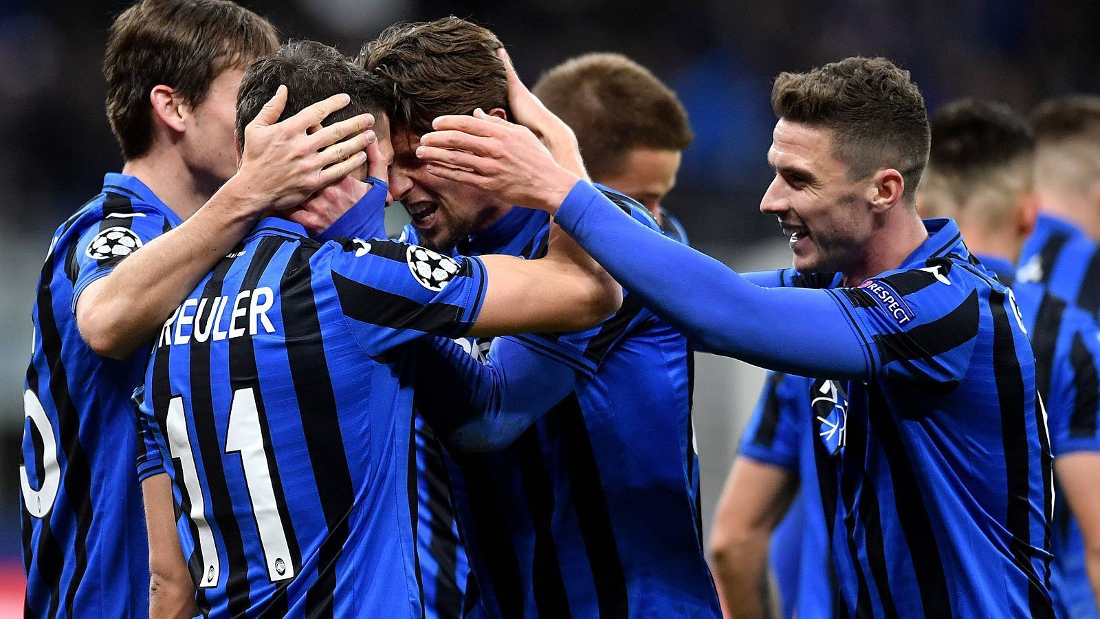 
                <strong>Atalanta Bergamo</strong><br>
                Während Sami Khedira oder Benedikt Höwedes bei Juventus Turin in Italien für Schlagzeilen sorgen, arbeitet sich auch Robin Gosens immer weiter nach oben. Der Linksverteidiger ist bei Atalanta Bergamo unter Vertrag und stand schon in der Europa League auf dem Feld. Insgesamt acht Partien absolvierte er für die "Bergamaschi", darunter zuletzt beim 3:0 über Hellas Verona, wo er seinen ersten Scorerpunkt feierte.
              