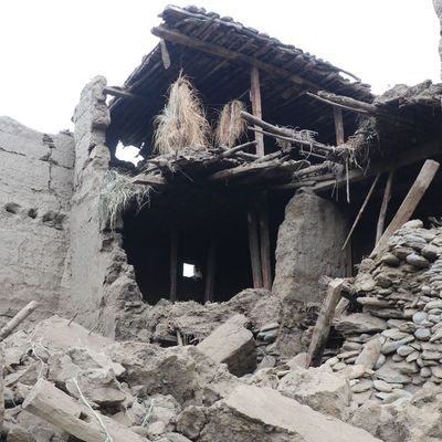 Ein Afghane sucht in den verschütteten Ruinen nach Überlebenden – das Beben verwüstete ganze Dörfer.