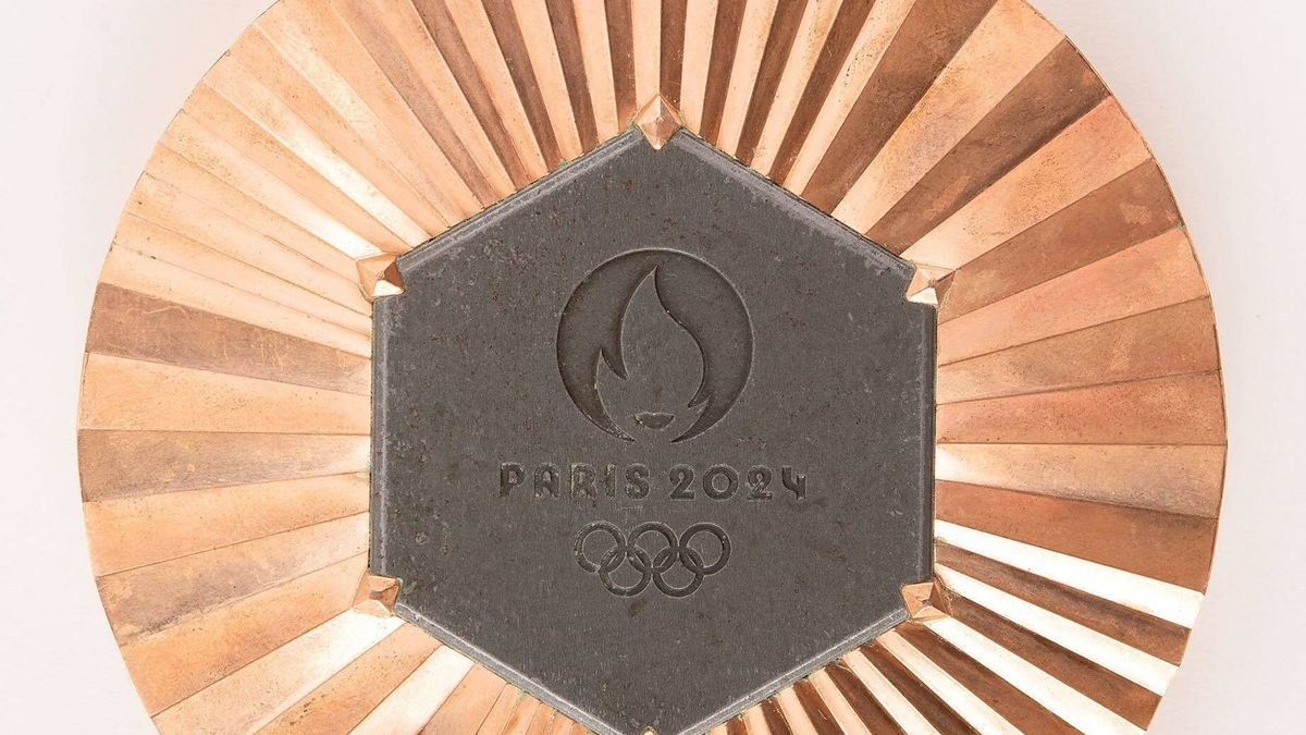 January 8, 2025, Boston, Massachusetts, USA: Paris 2024 Summer Olympics Bronze Medal for Wrestling Now At: $22,987 (16 bids) Estimate: $30,000. Boston U.S. - ZUMAz03_ 20250108_shc_z03_470 Copyright...