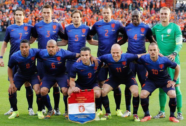 
                <strong>Niederlande - Marktwert: 207,5 Millionen Euro</strong><br>
                Wer hätte das gedacht: Die Niederlande landet im Ranking nur auf Platz elf, mit einem Marktwert von 207,5 Millionen Euro. Spitzenmann ist Robin van Persie (40 Millionen Euro), gefolgt von Arjen Robben (25 Millionen Euro). 
              