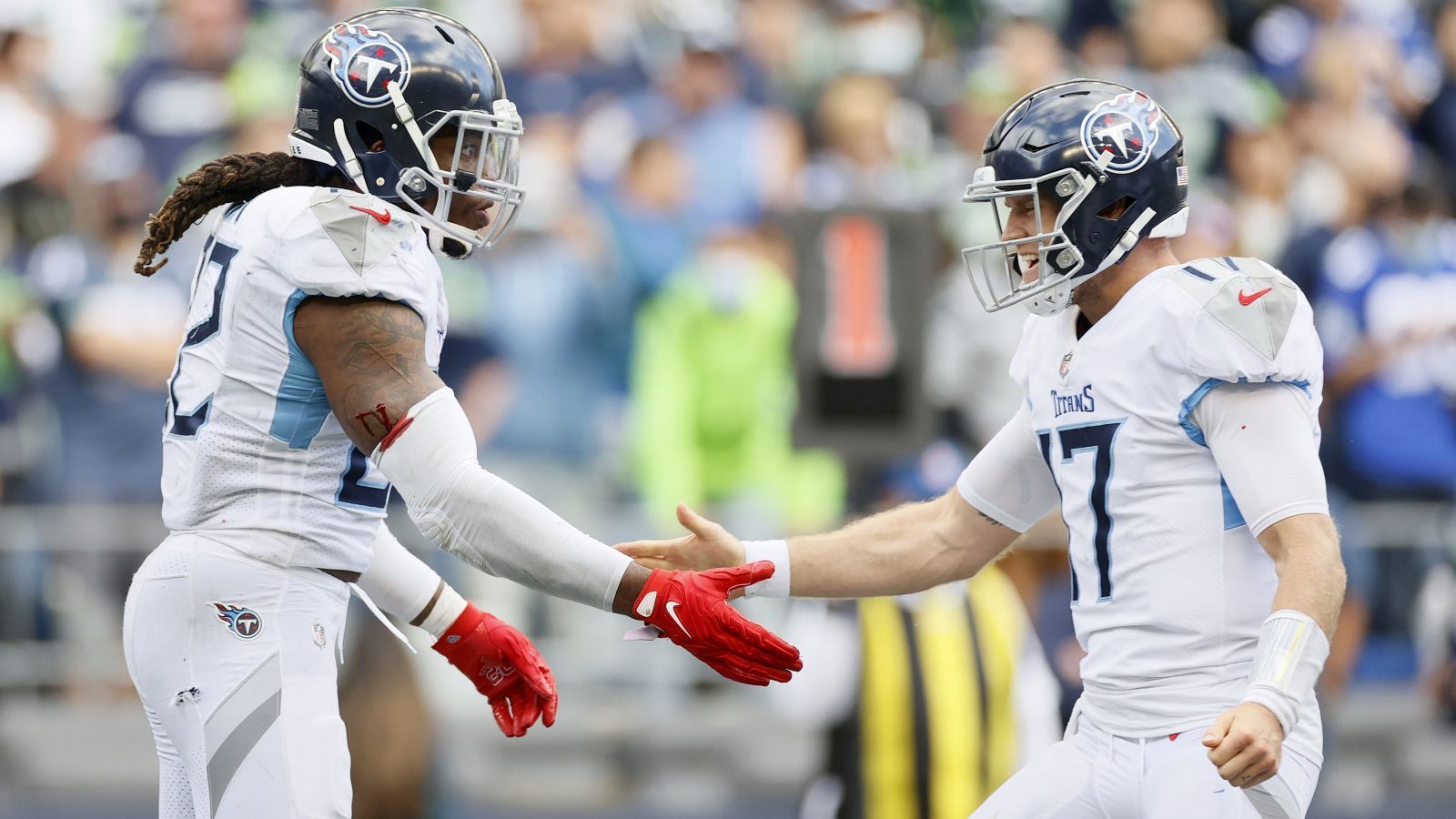 
                <strong>Gewinner: Derrick Henry</strong><br>
                In Woche eins kassierten die Tennessee Titans im heimischen Nissan Stadium eine deftige Klatsche gegen die Arizona Cardinals (13:38). Erste Sorgenfalten breiteten sich nicht nur bei den Titans-Fans sondern auch bei Experten aus. Gerade um Derrick Henry, der gerade einmal etwas mehr als drei Yards pro Lauf ansammelte. Beim Auswärtsspiel bei den Seattle Seahawks meldeten sich die Mannen aus Nashville jedoch eindrucksvoll zurück, beim 33:30-Overtime-Sieg kam Henry auf 237 Scrimmage Yards und zwei Touchdowns. Nicht nur war er logischerweise der beste Läufer des Teams, sondern auch der zweitbeste Receiver hinter Julio Jones, der ebenfalls ablieferte (128 Receiving Yards).
              