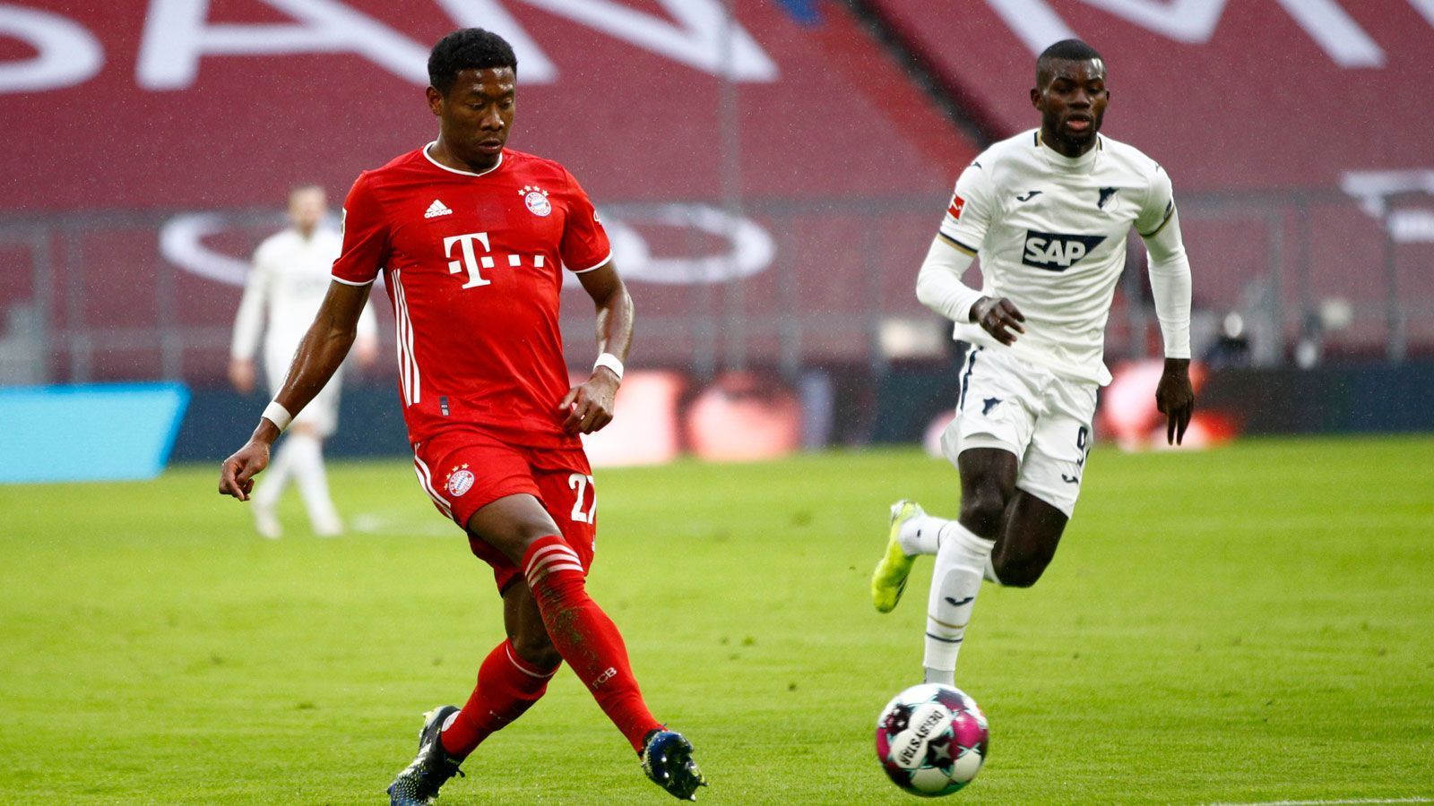 
                <strong>David Alaba</strong><br>
                Über weite Strecken sehr solide, die Formkurve zeigt wieder nach oben. Bedient Davies und Coman auf dem linken Flügel immer wieder mit klugen Pässen. Schaltet sich auch immer wieder selbst in die Offensive mit ein. Bei Ballverlust entstehen dadurch hinten Löcher, die Boateng und Roca dann stopfen müssen. Defensiv mit dem ein oder anderen Stellungsfehler, wie auch in der 8. Minute, als er Bebou am Sechzehner nicht stoppt und sich bei Neuer bedanken muss, dass daraus kein Gegentor resultierte. Insgesamt aber eine ordentliche Leistung. ran-Note: 3
              