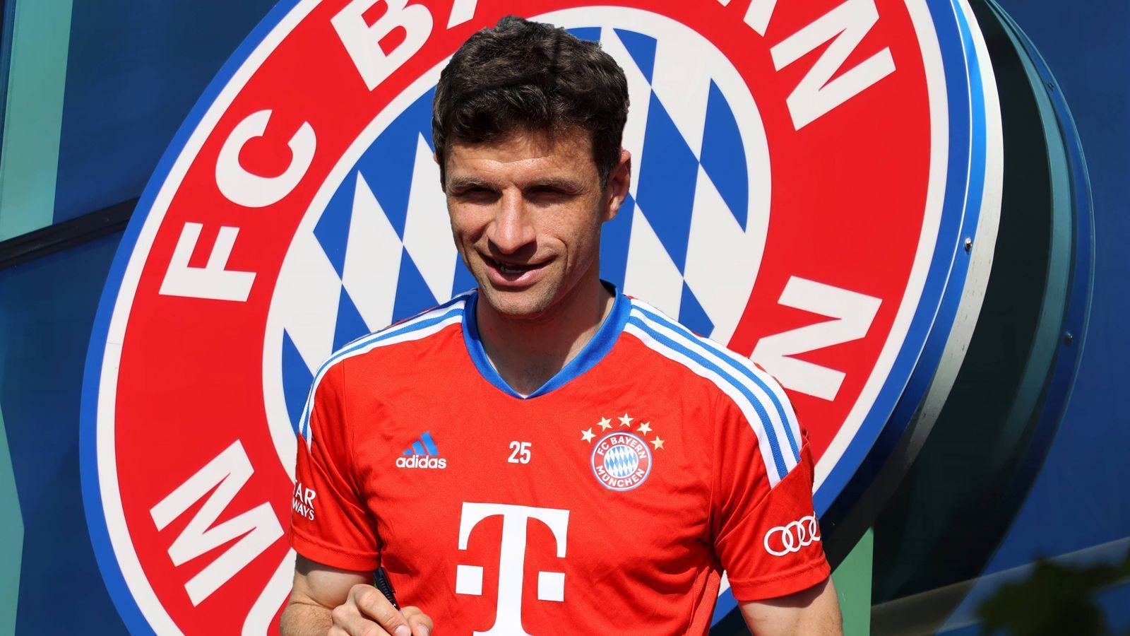 
                <strong>Thomas Müller (FC Bayern München)</strong><br>
                Der Immer-Spieler spielt unter Thomas Tuchel längt nicht mehr immer und sofort gibt es Transfergerüchte um Thomas Müller. Die Karriere des Weltmeisters neigt sich dem Ende entgegen und nicht nur "Sky"-Experte Lothar Matthäus vermutet, dass der 33-Jährige in seinen letzten Spielzeiten noch einmal eine wichtige Rolle spielen will. Es soll Angebote aus der MLS geben, vielleicht probiert es Müller auch nochmal bei einem anderen Bundesliga-Klub. Wobei es irgendwie noch schwer vorstellbar ist, den Ur-Bayern in einem anderen Trikot als dem des Rekordmeisters zu sehen. Wechselwahrscheinlichkeit: mittel
              