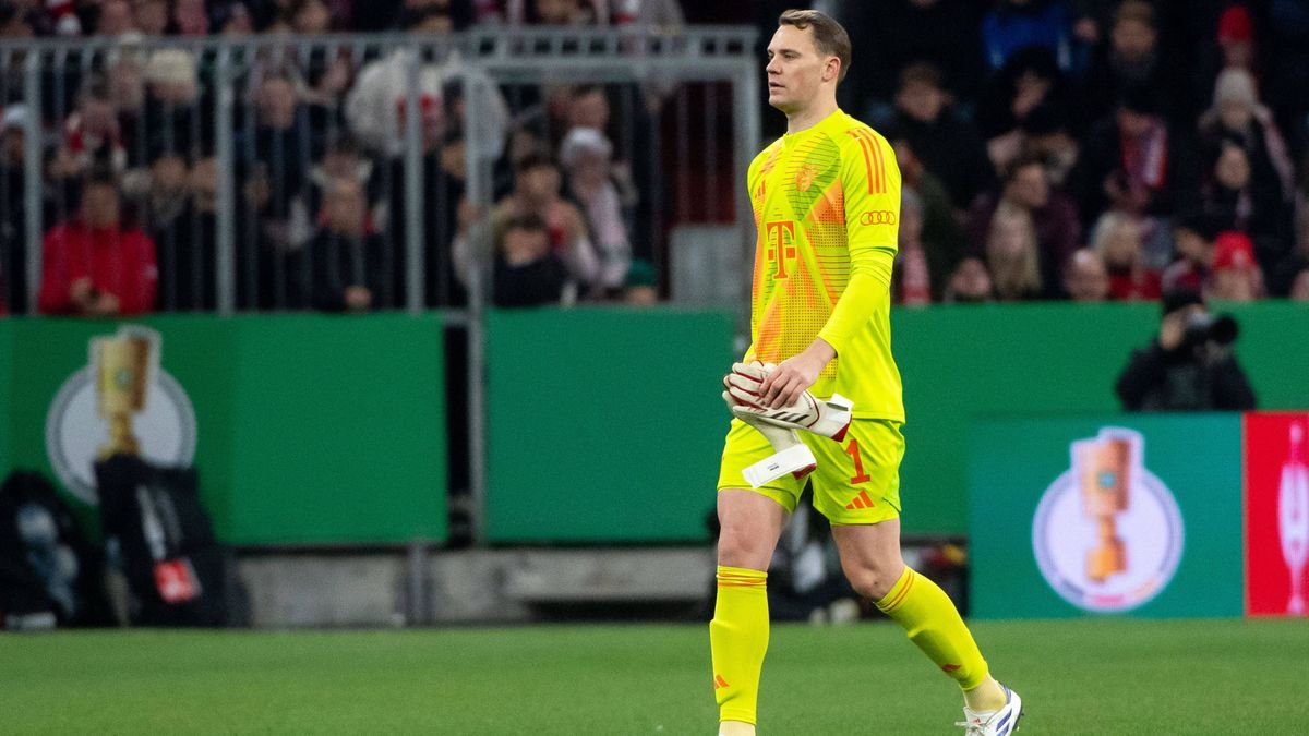 Manuel Neuer (FC Bayern Muenchen, 01) geht nach roter Karte wegen Notbremse vom Feld, GER, FC Bayern Muenchen (FCB) vs Bayer 04 Leverkusen (B04), Fussball DFB Pokal, Achtelfinale, Saison 2024 2025,...