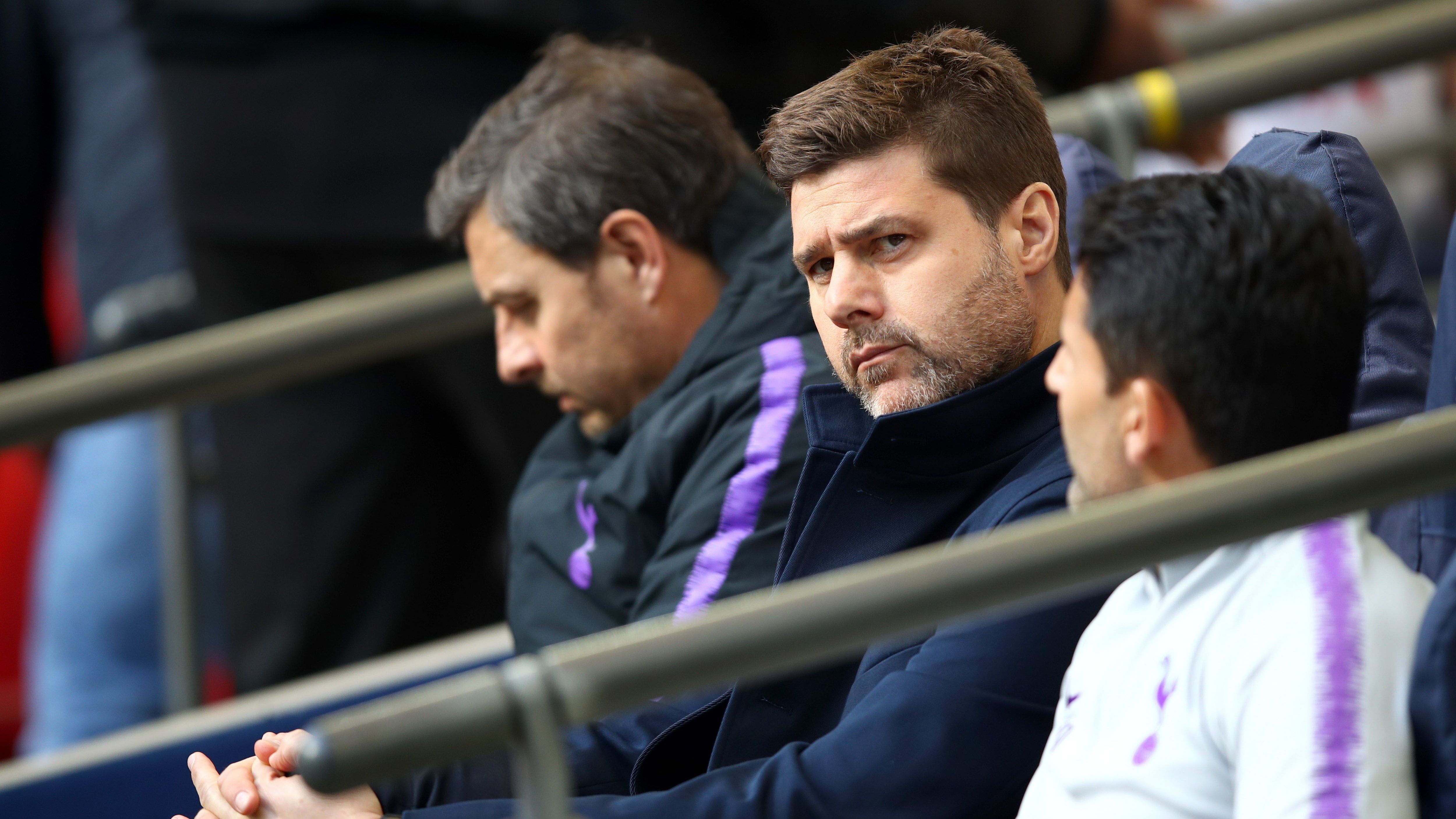 
                <strong>Grund 2: Tottenhams Ergebniskrise</strong><br>
                Zwar durchlebt der BVB grade ein sportliches Tief, doch Gegner Tottenham Hotspur ergeht es in den vergangenen Wochen nicht besser: Das Team von Mauricio Pochettino wartet seit drei Pflichtspielen in Folge auf einen Sieg, zudem haben die Londoner ihre vergangenen vier Auswärtsspiele wettbewerbsübergreifend verloren. Ein Makel, den Reus und Co. am Dienstag weiter ausbauen wollen. 
              