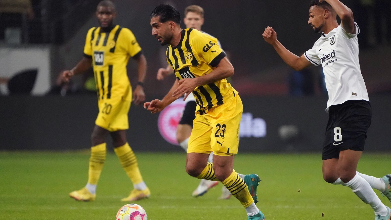 
                <strong>Emre Can (Borussia Dortmund)</strong><br>
                Bei Dortmunds Auftritt in Emre Cans Geburtsstadt Frankfurt sitzt der Allrounder zunächst auf der Bank. Nach einer Stunde darf der Routinier dann als Joker ran und ist bei Dortmunds Verteidigen der knappen 2:1-Führung durchaus solide. Gut zehn Minuten nach Cans Einwechslung sieht er für ein Foulspiel eine berechtigte Gelbe Karte. ran-Note: 3
              