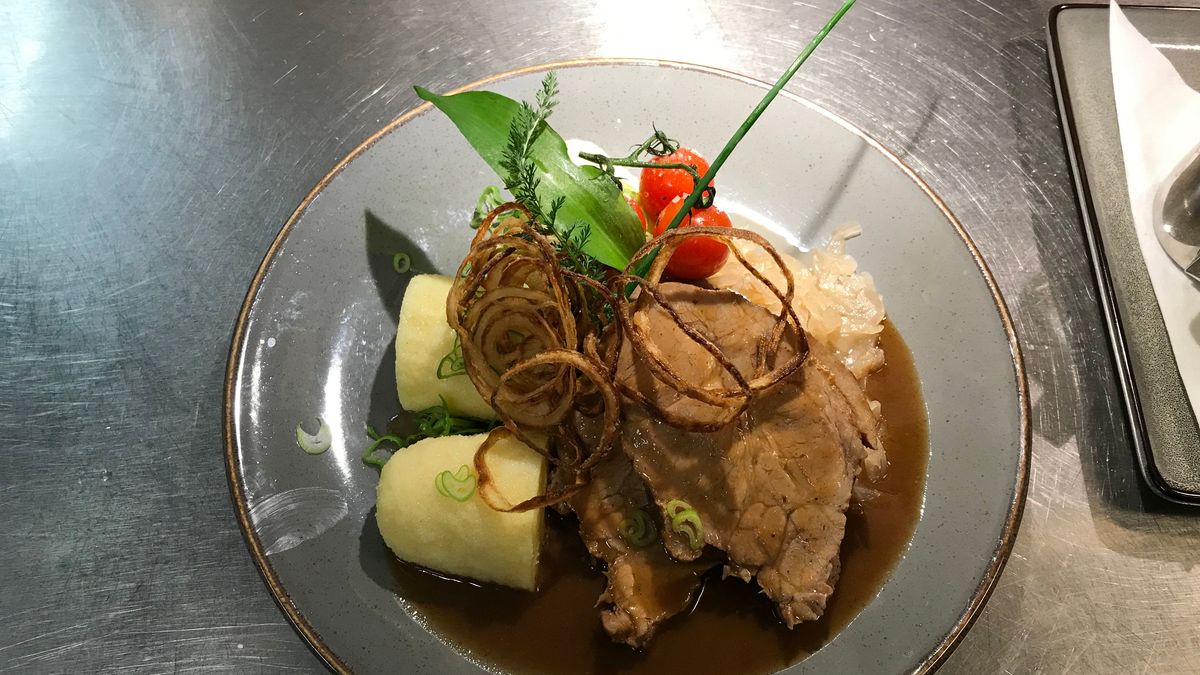 Schweinebraten böhmischer Art mit böhmischem Kraut und Kartoffelknödeln