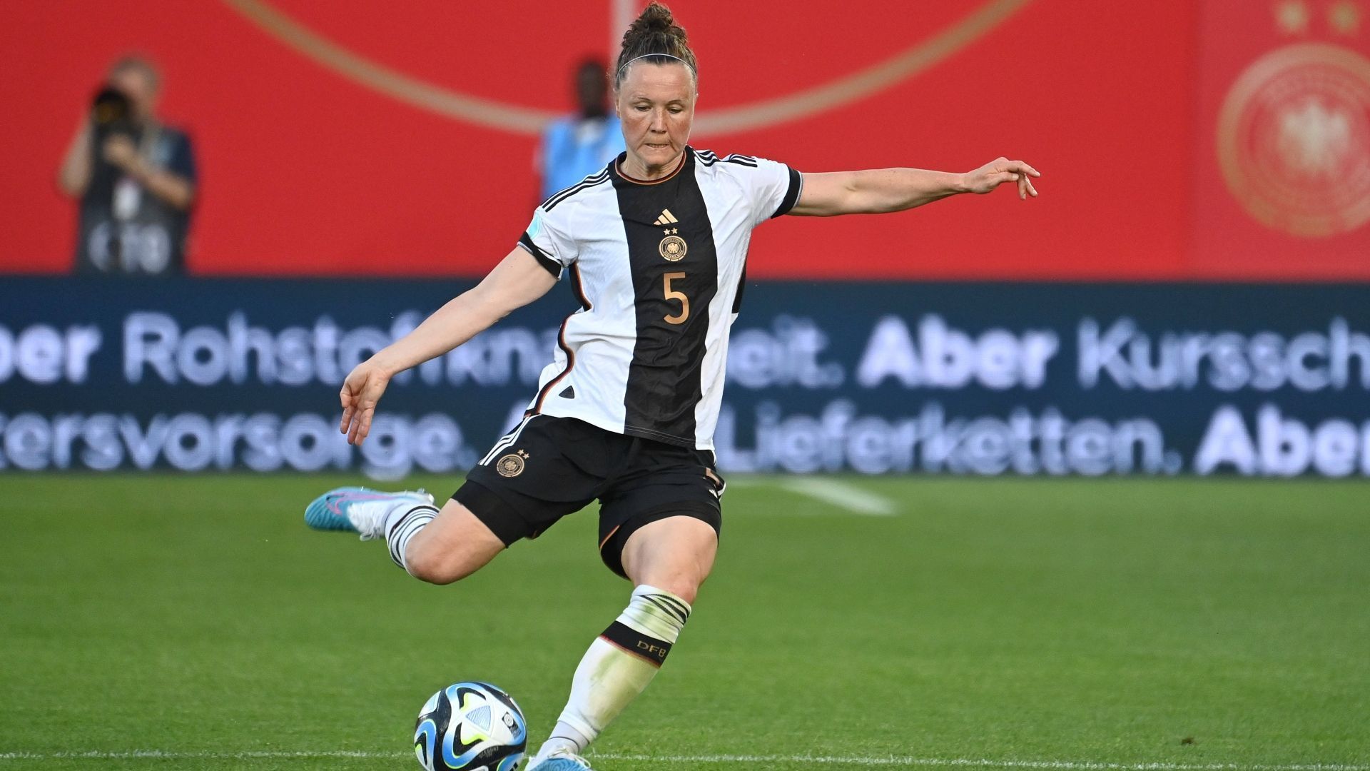 
                <strong>Marina Hegering</strong><br>
                &#x2022; <strong>Position: </strong>Abwehr<br>&#x2022; <strong>Verein: </strong>VfL Wolfsburg<br>&#x2022; <strong>Trikotnummer: </strong><br>&#x2022; <strong>Alter: </strong><br>&#x2022; <strong>Länderspiele: </strong><br>&#x2022; <strong>Länderspiel-Tore: </strong><br>
              