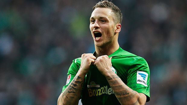 
                <strong>Mittelfeld: Marko Arnautovic</strong><br>
                Mittelfeld: Marko Arnautovic. Er fiel häufiger durch sein Verhalten abseits des Platzes als durch fußballerische Leistung auf. Der Österreicher spielte von 2010 bis 2013 für Werder, in dieser Zeit schoss er als Offensivallrounder gerade Mal 14 Tore. Glücklich wurde er an der Weser nicht. Gegen Ende der Saison 2012/13 wurde er mit Teamkollege Eljero Elia suspendiert, da die beiden Kumpels wegen überhöhter Geschwindigkeit von der Polizei gestoppt wurden - mitten in der Nacht. Daraufhin wechselte der Exzentriker Arnautovic zu Stoke City, wo er sein Können deutlich häufiger durchblitzen lässt.
              
