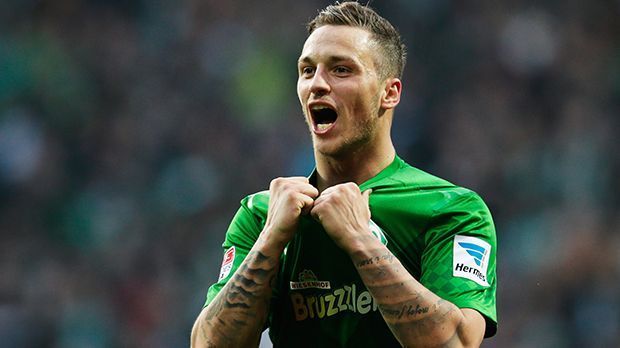 
                <strong>Mittelfeld: Marko Arnautovic</strong><br>
                Mittelfeld: Marko Arnautovic. Er fiel häufiger durch sein Verhalten abseits des Platzes als durch fußballerische Leistung auf. Der Österreicher spielte von 2010 bis 2013 für Werder, in dieser Zeit schoss er als Offensivallrounder gerade Mal 14 Tore. Glücklich wurde er an der Weser nicht. Gegen Ende der Saison 2012/13 wurde er mit Teamkollege Eljero Elia suspendiert, da die beiden Kumpels wegen überhöhter Geschwindigkeit von der Polizei gestoppt wurden - mitten in der Nacht. Daraufhin wechselte der Exzentriker Arnautovic zu Stoke City, wo er sein Können deutlich häufiger durchblitzen lässt.
              