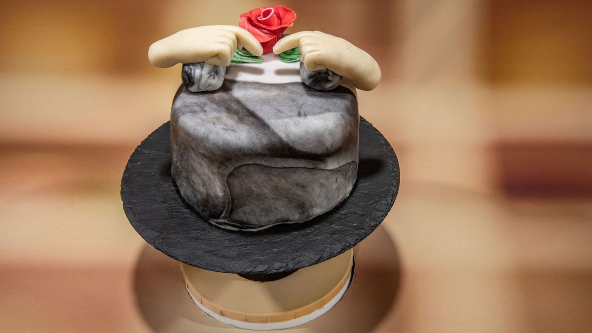 Kaffee-Schoko-Torte mit Kirschkompott und gebrannten Mandeln