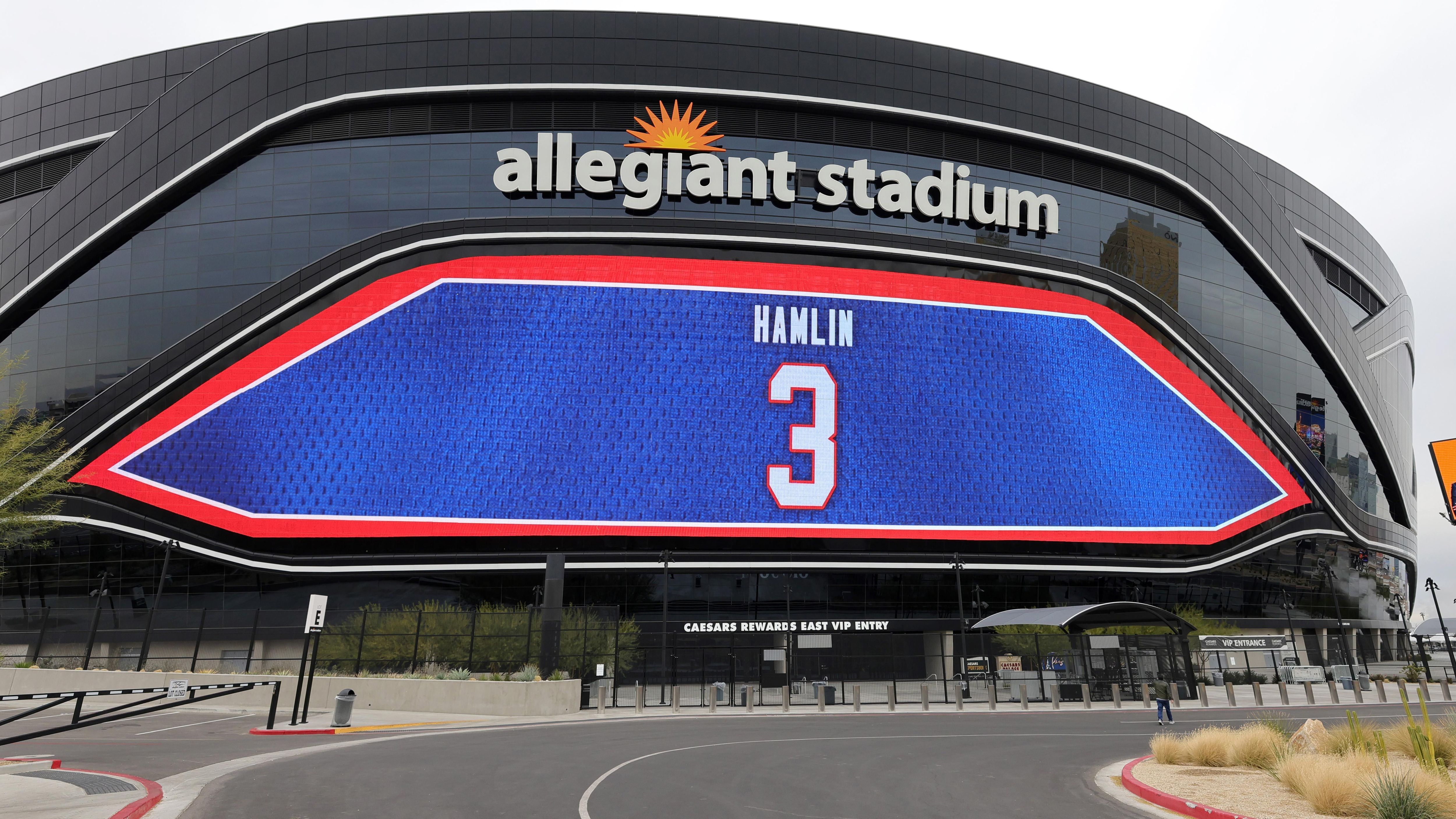 
                <strong>Allegiant Stadium</strong><br>
                Bereits vor der Partie kam es am Stadion der Las Vegas Raiders in Paradise, Nevada zu einer schönen Geste. Über die Videoleinwand des Allegiant Stadiums gedachte die Franchise Hamlin.
              