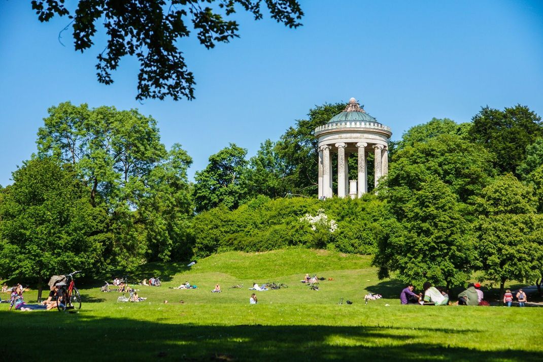 Der Englische Garten lädt zum gemütlichen Picknick ein.