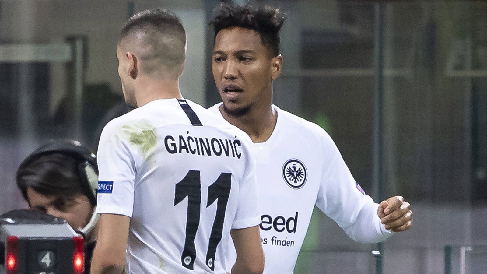 
                <strong>Jonathan de Guzman</strong><br>
                Kam für den verletzten Gacinovic in der 59. Minute. Machte seine Sache zu Beginn gut: Gewann all seine Zweikämpfe und brachte all seine Pässe an den Mitspieler. Beendete das Spiel nicht mit der perfekten Statistik, gab dem Frankfurter Spiel aber defensive Struktur. ran-Note: 2,5
              