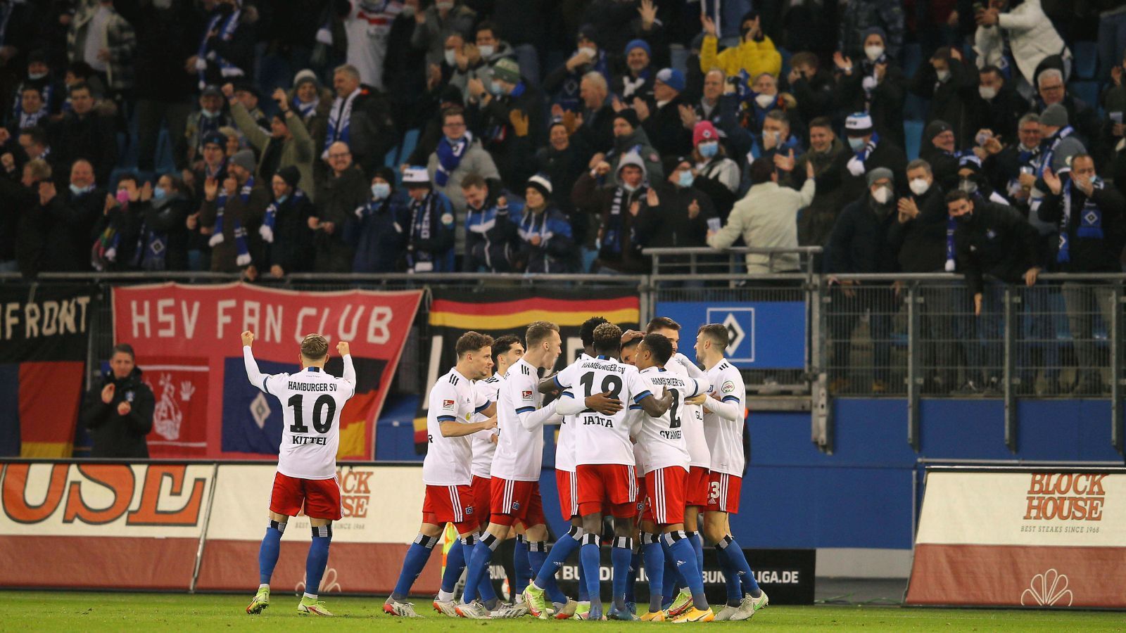 
                <strong>Platz 3: Hamburger SV (30 Punkte)</strong><br>
                Es ist eine leidige Geschichte des Hamburger SV. In jedem Jahr Zweitliga-Zugehörigkeit der Hamburger spielten die Rothosen eine hervorragende Hinrunde, nur um in der zweiten Halbserie komplett einzubrechen und den Aufstieg zu verpassen. Dieses Jahr soll es anders sein, nach einer soliden bis sehr guten Hinrunde will Trainer Tim Walter die Konzentration hochhalten. "Was in den vergangenen Jahren war, kann ich nicht beeinflussen. Aktuell sehe ich eine Mannschaft, die hungrig und voller Energie, Leidenschaft und Ehrgeiz ist", so Walter. Im Moment steht für den HSV der Relegationsplatz zu Buche und der soll es am Ende mindestens auch sein. Falls nicht, dann "verkommt" der Hamburger SV so langsam zu einem Stamm-Zweitligisten.
              