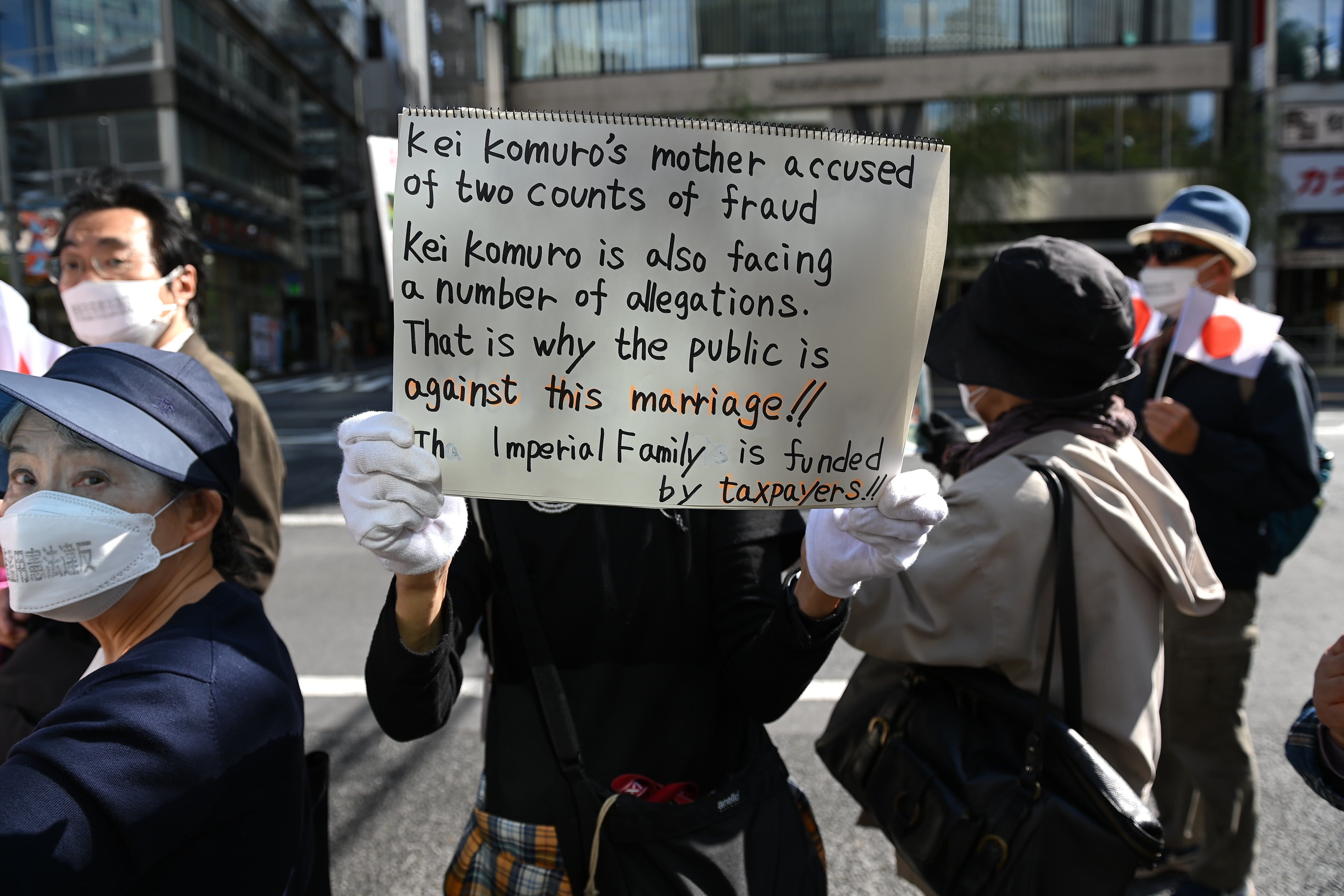 Proteste am Tag der Hochzeit von Prinzessin Mako. Auf dem Demo-Schild steht so viel wie: "Kei Komuros Mutter wird zweifacher Betrug vorgeworfen. Kei Komuro muss sich ebenfalls wegen mehreren Anschuldigungen verantworten. Darum ist die Öffentlichkeit gegen diese Ehe. Die kaiserliche Familie wird von den Steuerzahlern finanziert."