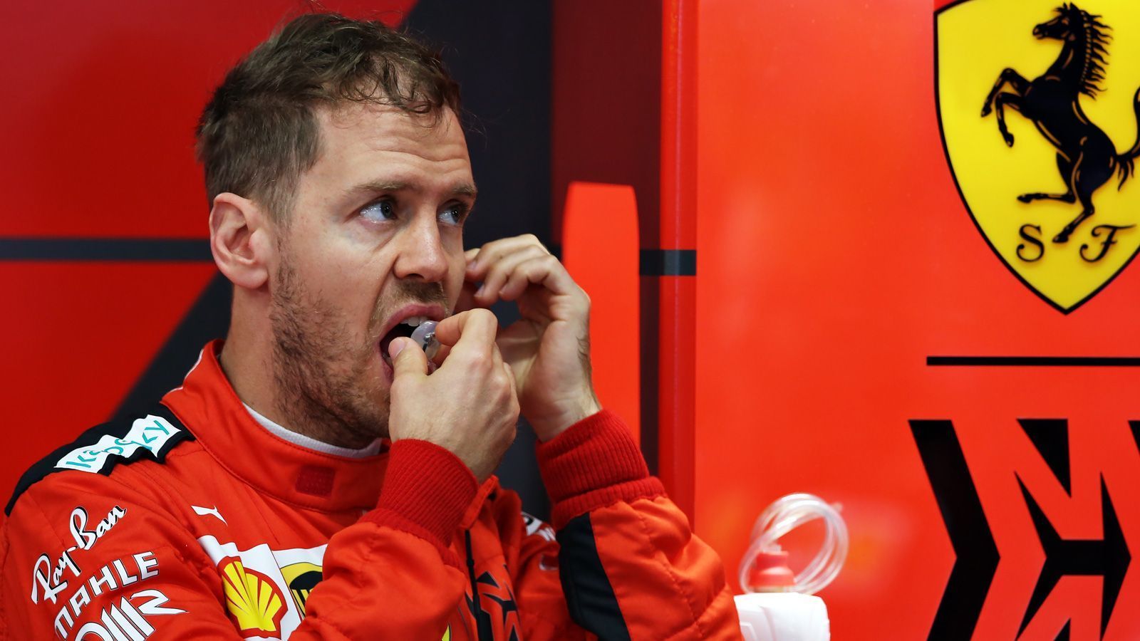 
                <strong>Das bedeutet das Comeback für Sebastian Vettel</strong><br>
                Nach dem beschlossenen Wechsel von Daniel Ricciardo zu McLaren war dessen Renault-Cockpit das einzig vakante bei einem Team mit gehobenem Anspruch und damit die vielleicht einzige akzeptable Option für Sebastian Vettel nach seinem letzten Ferrari-Jahr. Alonso hat dieses Fenster nun geschlossen – und damit wahrscheinlich auch das Kapitel Formel 1 für Sebastian Vettel. Der hatte ja bereits angekündigt, lieber gar nicht als nur hinterher zu fahren.
              