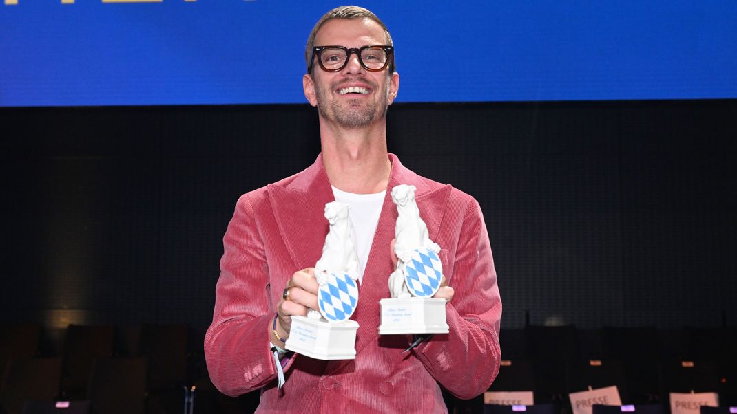 Zusammen mit seinem Kollegen Klaas Heufer-Umlauf durfte sich Joko Winterscheidt über den Publikumspreis für die beliebteste Unterhaltungssendung für "Joko & Klaas gegen ProSieben" freuen. 
