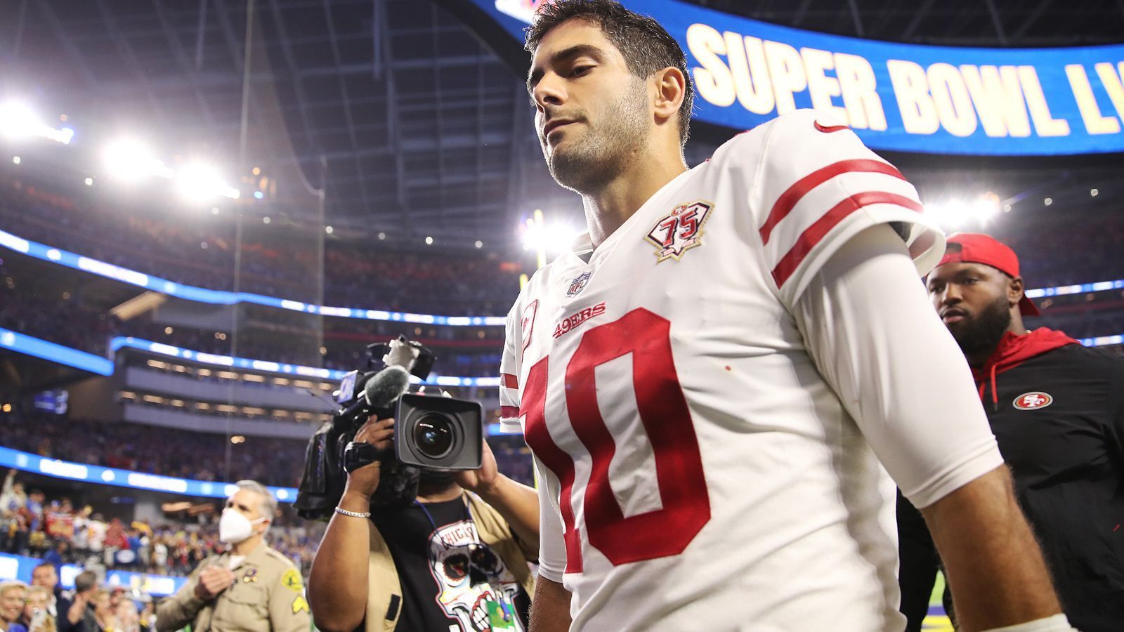 
                <strong>Verlierer: Jimmy Garoppolo</strong><br>
                Lange drehten Baker Mayfield und Jimmy Garoppolo als letzte verbliebene Trade-Kandidaten ihre Runden auf dem heiß gelaufenen Quarterback-Karussell der Offseason. Nun ist "Jimmy G" der wirklich letzte verbliebene Spielmacher. Bei den San Francisco 49ers scheint der langjährige Starter keine Zukunft mehr zu haben. Ob er noch einmal mit den "Niners" trainiert? "Alles ist möglich, aber es würde mich überraschen", gab Head Coach Kyle Shanahan dem in einem Podcast eine Absage. So hat Garoppolo, wohl auch wegen seiner Schulter-OP, wertvolle Monate verloren, in denen er bei einem neuen Team schon ein neues Playbook hätte studieren können. In San Francisco setzt Shanahan jedenfalls nun auf Trey Lance als neuen Starter.
              