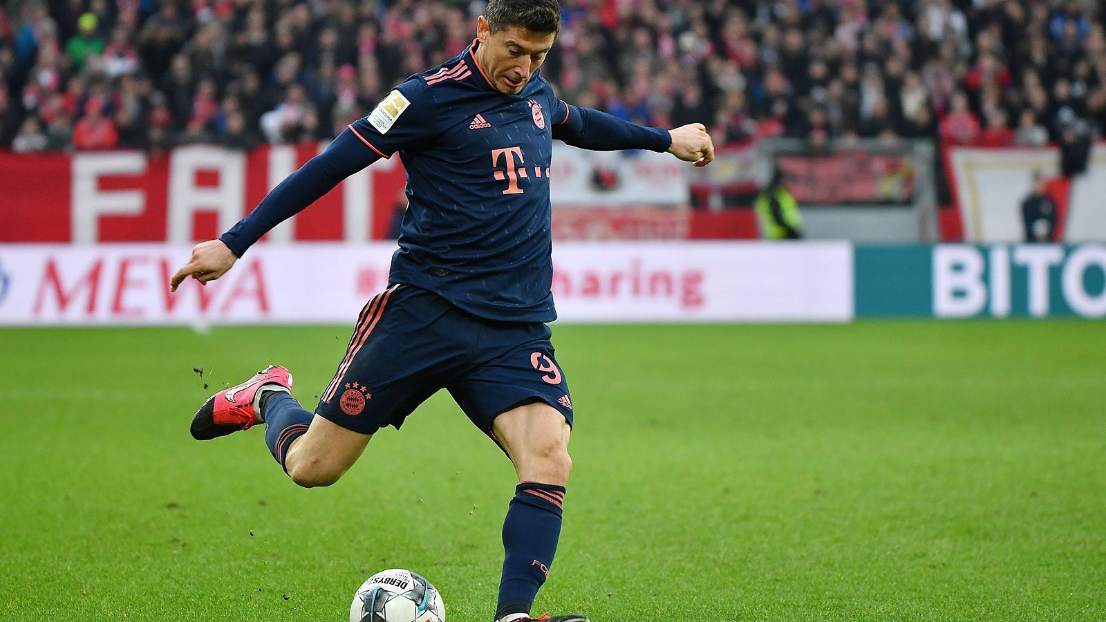 
                <strong>Spielweise: Robert Lewandowski</strong><br>
                Robert Lewandowski ist ein klassischer Mittelstürmer, physisch stark, eiskalt im Abschluss und präsent vor dem Tor. Seine Tore erzielt er vor allem mit dem starken rechten Fuß oder mit dem Kopf, aber auch mit links sind immer wieder Treffer dabei. Lewandowski ist auch ein sicherer Elfmeterschütze mit einer Karrierebilanz von 25 verwandelten Strafstößen und drei verschossenen Elfmetern in der Bundesliga.
              