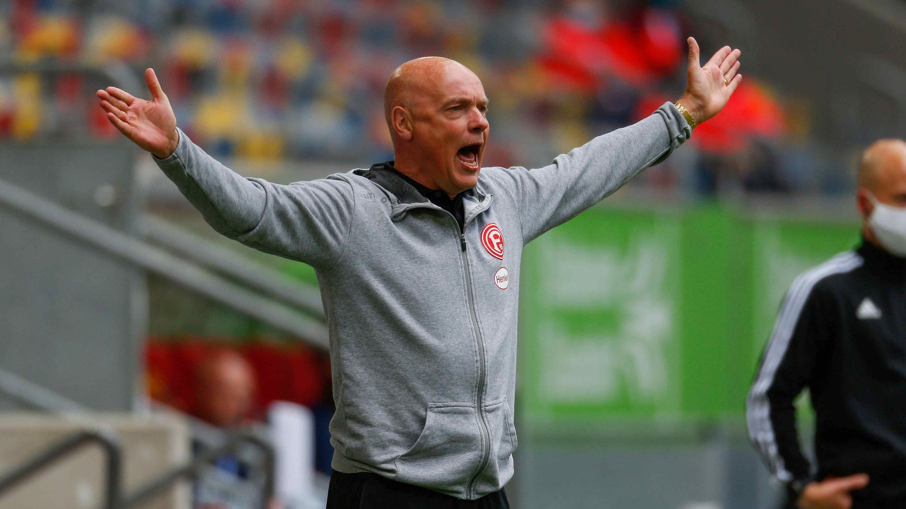 
                <strong>Uwe Rösler (Trainer Fortuna Düsseldorf) </strong><br>
                Fortuna-Trainer Uwe Rösler über das 2:2 gegen Hoffenheim: "Wir gehen 1:0 in Führung und dann geben wir das Spiel her, das eigentlich in unserer Hand lag. Wir waren dann auf einmal anfällig und haben Sachen gemacht, die wir nicht besprochen haben." 
              