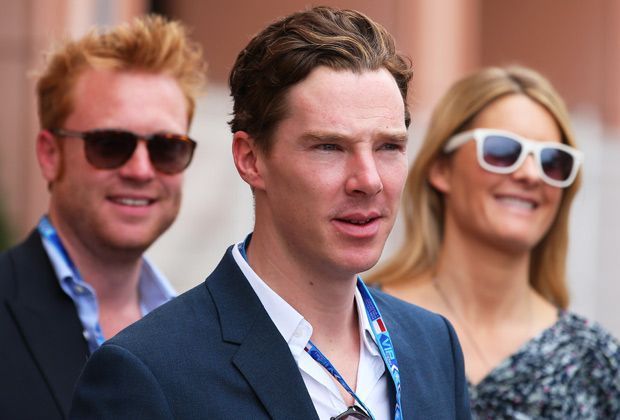 
                <strong>Cumberbatch schaut genau hin</strong><br>
                Auch der britische Schauspieler Benedict Cumberbatch (M.) will sich das Spektakel auf dem Rundkurs nicht entgehen lassen.
              