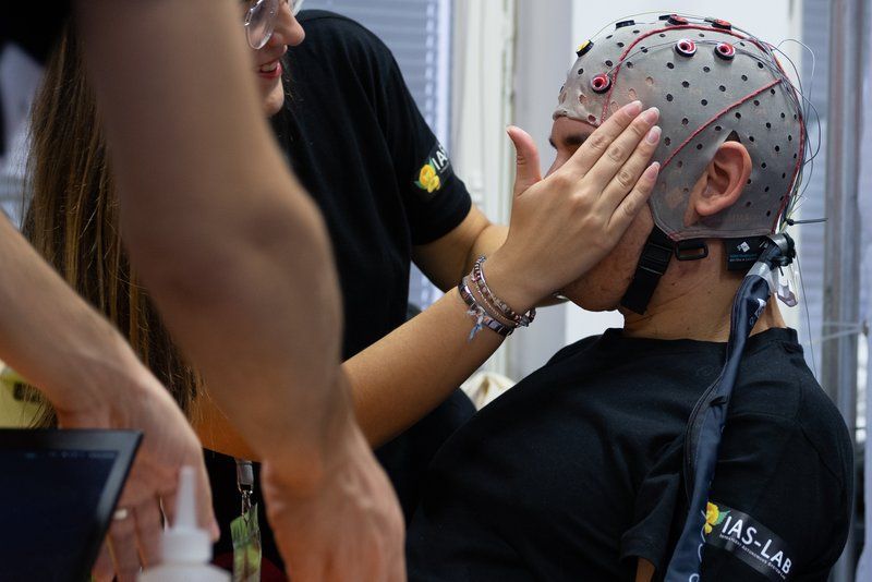 Für das virtuelle Rennen mit Gedankensteuerung tragen die Athleten eine Kappe mit Elektroden auf dem Kopf, die Gehirnsignale messen. 