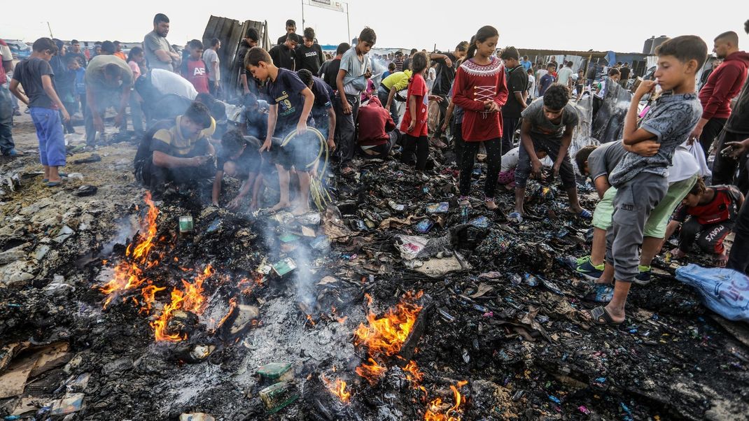 Palästinenser inspizieren nach dem israelischen Luftangriff auf ein Flüchtlingslager zerstörte Zelte und Unterkünfte.