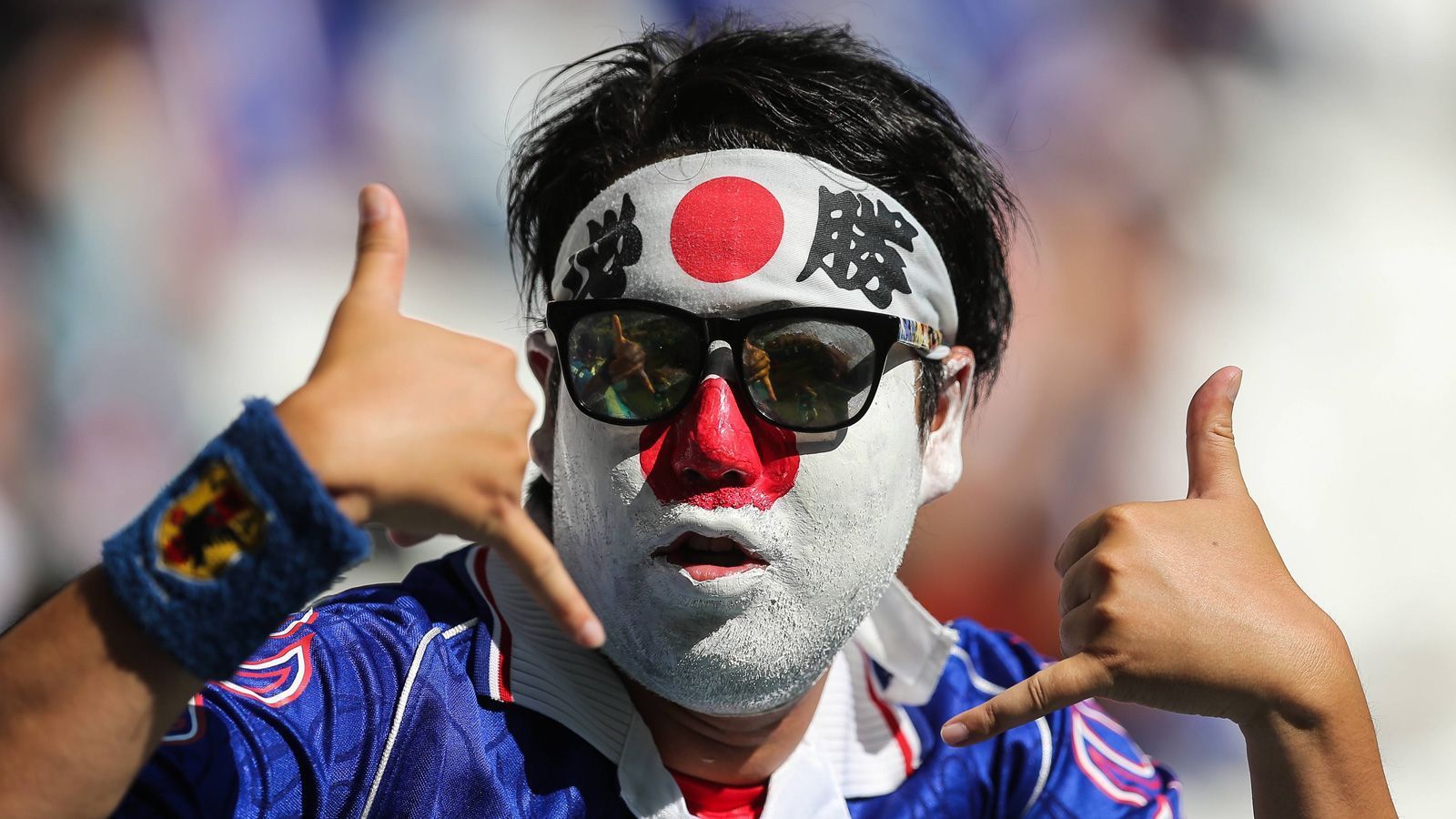 
                <strong>Dank Fairplay-Wertung weiter</strong><br>
                Das gab es noch nie: Japan hat bei der Weltmeisterschaft den Sprung ins Achtelfinale dank der Fairplay-Wertung geschafft. Zwei Gelbe Karten weniger als Senegal sorgten am Ende für die Entscheidung. Kurios? Ohne Frage! Doch im Fußball gab es noch viel mehr verrückte Entscheidungen. ran.de zeigt die Kuriosesten.
              