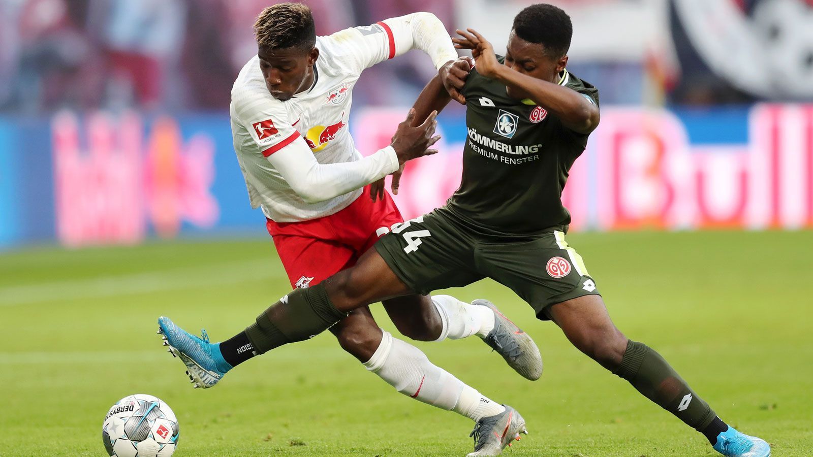 
                <strong>Kurioser Start der Bundesliga-Karriere</strong><br>
                … denn Baku befand sich am Morgen vor seinem Bundesliga-Debüt noch mit der U23 auf dem Weg nach Freiburg. Auf einer Autobahnraststätte erfuhr der Youngster, dass er aussteigen solle, da er bei den Profis gegen Vizemeister Leipzig spielen werde. Gesagt getan: Mit dem Auto fuhr er zurück nach Mainz, wo er unmittelbar vor dem Spiel eine kurze Einweisung des damaligen Mainz-Trainers Sandro Schwarz erhielt. "Ich habe erst einmal 45 Minuten gebraucht, um zu wissen, wo ich eigentlich bin", erzählte er. Auf dem Platz lieferte er ohne Anlaufschwierigkeiten direkt ab. Mainz gewann überraschend mit 3:0 – Baku traf bei seiner Premiere direkt zum Endstand. Als Sahnehäubchen durfte er mit den Fans die Feierlichkeiten anstimmen. Es war sein Durchbruch bei den 05ern – an einem Tag, den er sicher nicht vergessen wird.
              