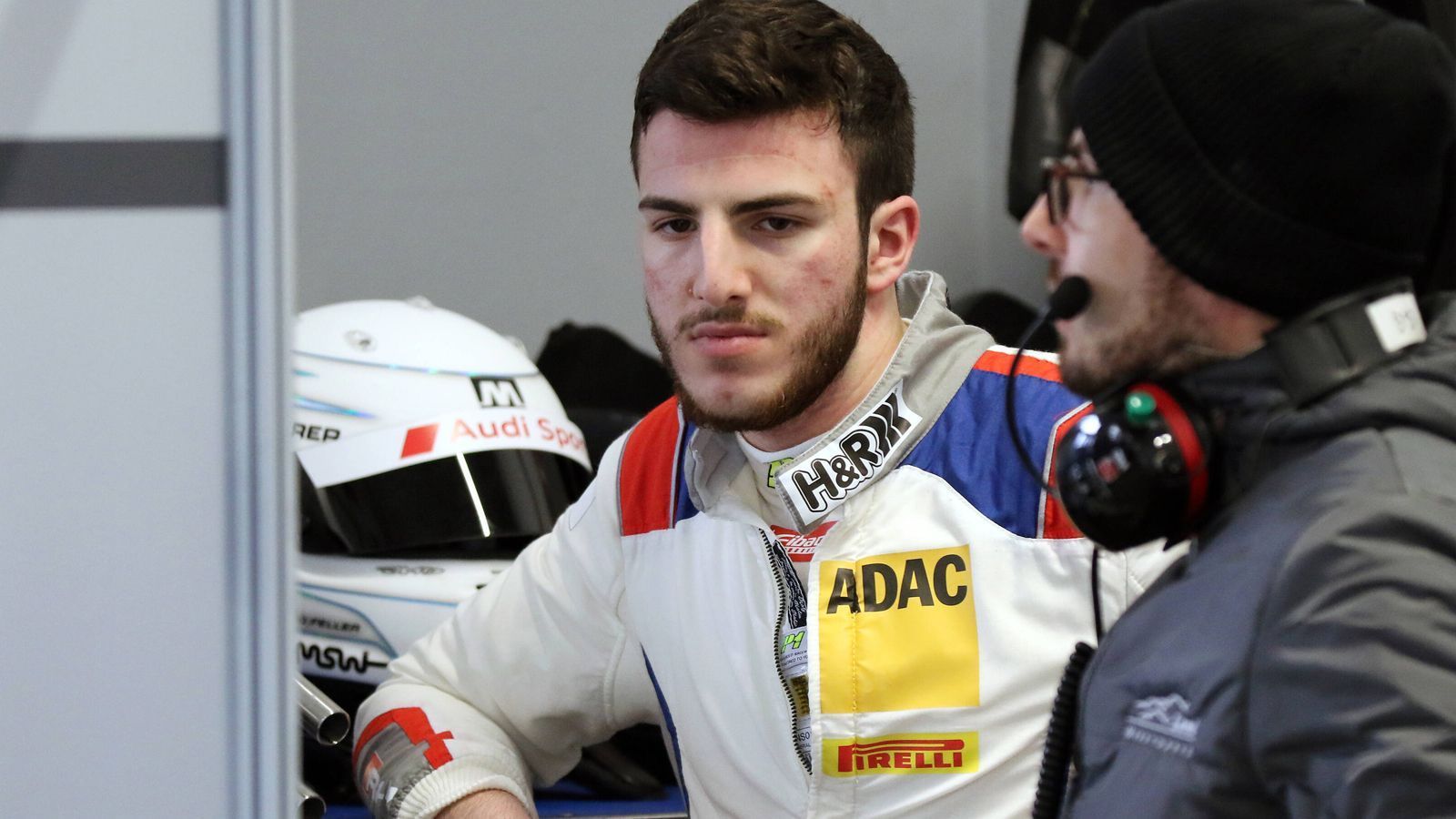 
                <strong>Jusuf Owega (Team Landgraf)</strong><br>
                Jusuf Owega fuhr 2022 im ADAC GT Masters einen Audi R8 von Land-Motorsport, belegte am Ende den achten Platz. Für Landgraf empfahl sich der 20 Jahre alte Kölner unter anderem bei einem Young-Driver-Test in Barcelona.
              