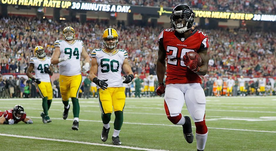 
                <strong>Verlierer: Die Defense der Green Bay Packers </strong><br>
                Zugegeben, gegen die stärkste Offense der NFL hat keine Defense ein leichtes Los. Dennoch zeigten sich die Spieler auf Seiten der Packers von ihrer schlechtesten Seite. Weder die Defensive-Line noch die Secondary konnte ihren Gegenspielern auch nur annähernd gefährlich werden. Defensive Coordinator Dom Capers fand gegen Matt Ryan und Julio Jones zu keinem Zeitpunkt die richtige Aufstellung oder Taktik. Allerdings musste er auch viele Ausfälle kompensieren.
              