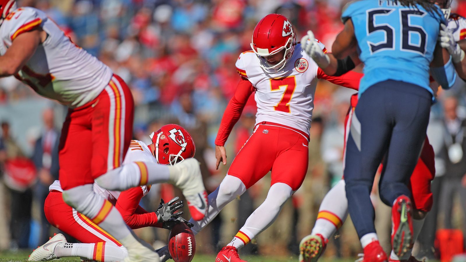 
                <strong>Special Teams und Kicker: Kansas City Chiefs</strong><br>
                Die Entscheidung für die Chiefs fällt nicht aufgrund überragender Statistiken, sondern wegen des Austragungsortes: Mexiko-Stadt. Die mexikanische Haupstadt liegt auf 2310 Höhenmetern, die Luft ist also dort deutlich dünner. Das sind perfekte Bedingungen für lange Field Goals. Die Chiefs werden gegen die gute Passverteidigung der Chargers sicherlich darauf zurückgreifen.
              