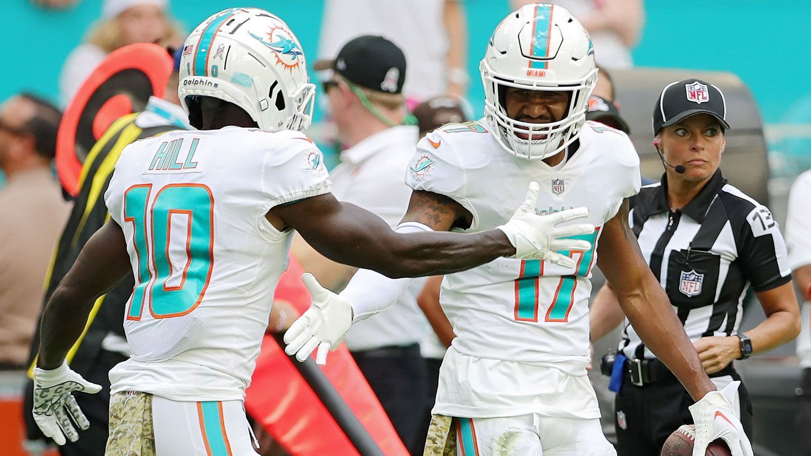 
                <strong>Meiste Receiving Yards eines Passempfänger-Duos</strong><br>
                Den bisherigen Rekord für die meisten Receiving Yards eines Receiver-Duos halten die ehemaligen Lions-Passempfänger Herman Moore und Brett Perriman (3.174). Die Dolphins-Stars Tyreek Hill und Jaylen Waddle fingen bislang Pässe für 2.999 Yards und könnten gegen die Jets vorbeiziehen.
              