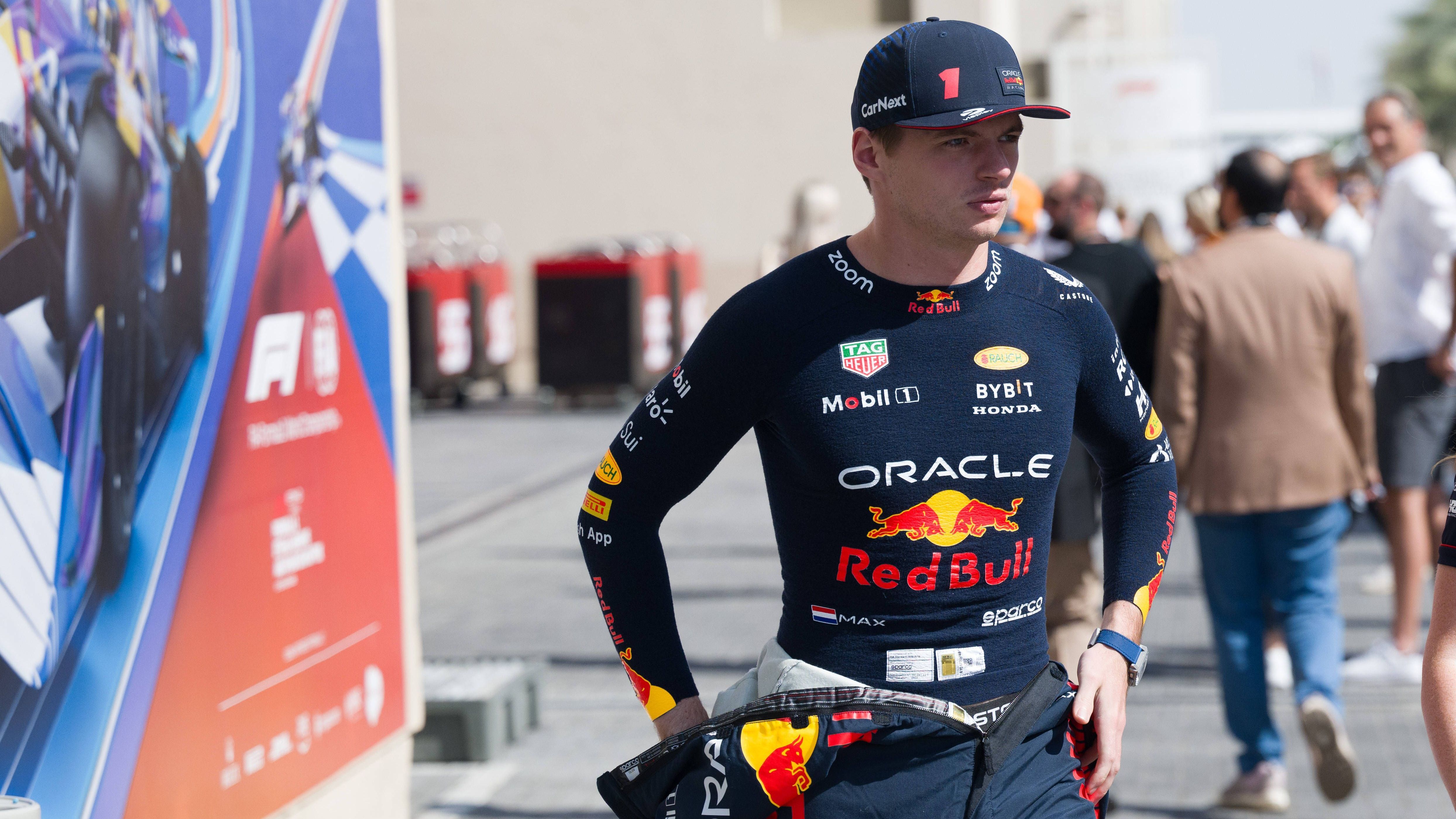 <strong>Zu viele PS! Verstappen darf Mietwagen nicht leihen</strong><br>Kurioses Erlebnis für Max Verstappen. Der Red-Bull-Pilot wollte sich laut "Sun" im Portugal-Urlaub einen Mercedes leihen, Autovermieter Sixt ließ das aber nicht zu. Weil der Wagen mit 310 km/h besonders leistungsstark ist, wird das Fahrzeug nur an Fahrer über 30 Jahren vermietet. Eine Ausnahme gab es für den dreimaligen F1-Weltmeister, der erst 26 Jahre alt ist, nicht.&nbsp;