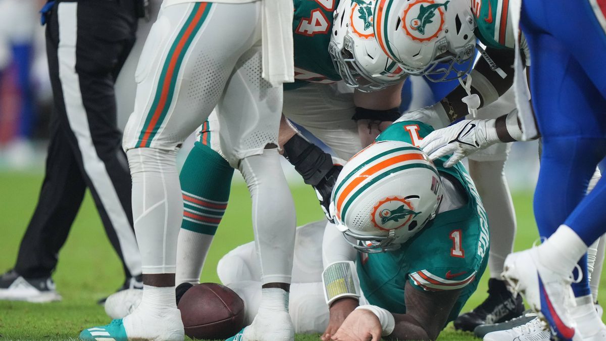 MIAMI GARDENS, FL - SEPTEMBER 12: teammates check on Miami Dolphins quarterback Tua Tagovailoa (1) after an injury during the game between the Buffalo Bills and the Miami Dolphins on Thursday, Sept...