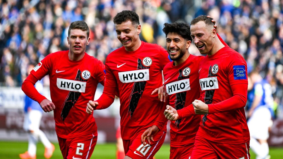 Muhammed Damar (SV 07 Elversberg, 30), Maurice Neubauer (SV 07 Elversberg, 33), Fisnik Asllani (SV 07 Elversberg, 10) und Elias Baum (SV 07 Elversberg, 02) bejubeln das Tor zum 0:2, GER, SV Darmsta...