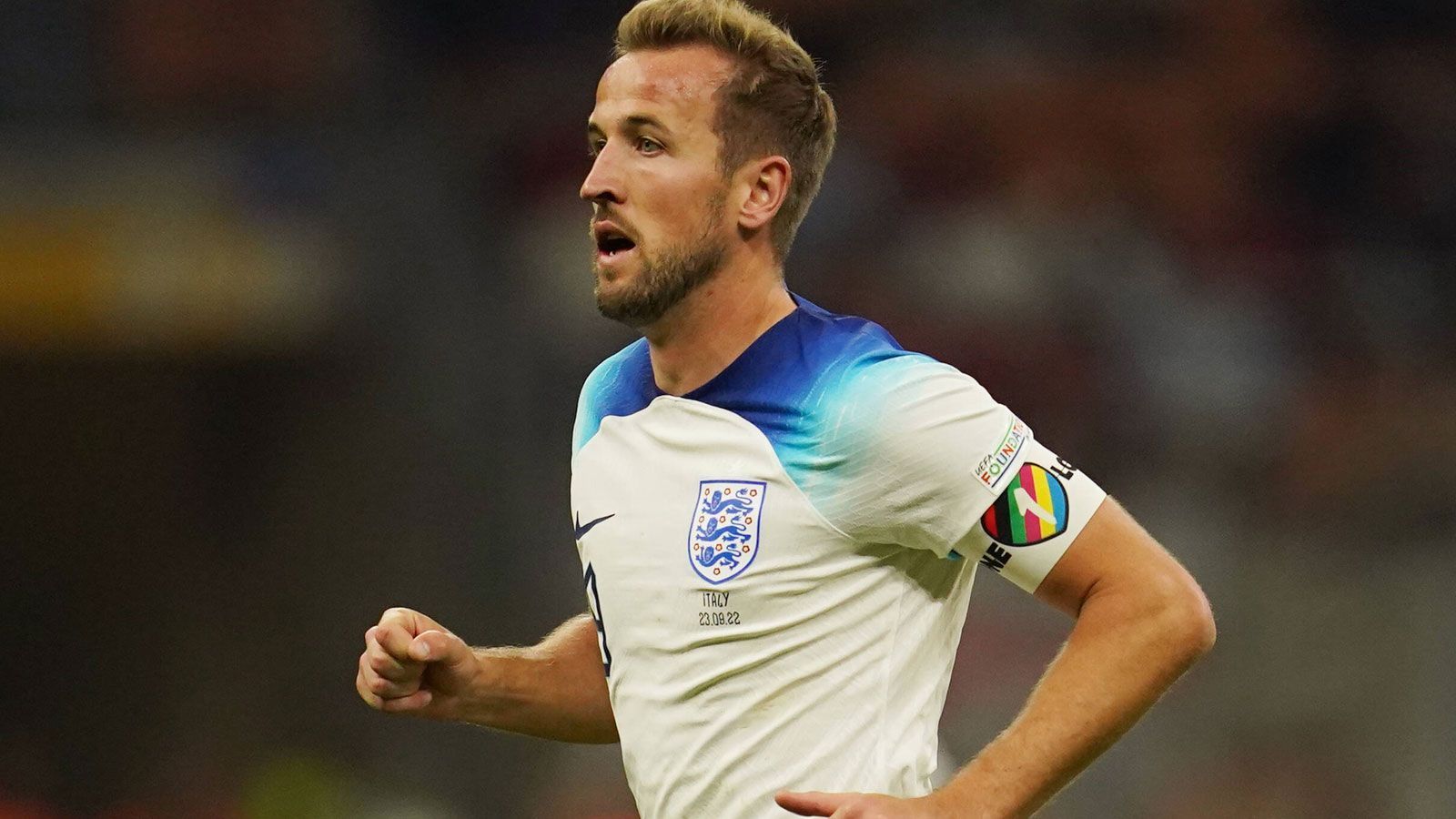 
                <strong>Englands Kane ist der Binden-Pionier</strong><br>
                Neuer befindet sich zumindest in der komfortablen Position, sich anschauen zu können, welche Konsequenzen die FIFA zieht. Denn als erster der "One Live"-Bindenträger müsste Englands Kane bereits am Montag gegen den Iran (ab 14 Uhr im Liveticker auf ran.de) Farbe bekennen. Wie der "Telegraph" berichtet, sei die FA vom Weltverband darauf hingewiesen worden, dass es nicht erlaubt sei, die Binde zu tragen. Es werde befürchtet, dass Kane mit einer Gelben Karte ins Turnier starten könnte. Doch der Stürmer von Tottenham Hotspur hat bekräftigt, es darauf ankommen lassen zu wollen. Obendrein kündigten die "Three Lions" auch an, wie gewohnt vor dem Anpfiff niederzuknien, um auf die "Black lives matter"-Bewegung aufmerksam zu machen.
              