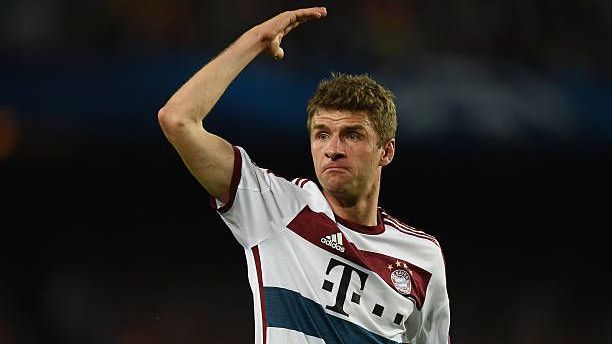 <strong>300. Pflichtspiel für den FC Bayern (06.05.2015)</strong><br>Noch einmal 100 Pflichtspiele mehr für Thomas Müller - und wieder traf er mit seinen Bayern auf den FC Barcelona. Das Ergebnis hieß erneut 3:0, dieses Mal gingen die Bayern jedoch als Verlierer vom Platz. Im Champions-League-Halbfinal-Hinspiel waren die Münchner in Katalonien chancenlos. Ein bitterer Meilenstein für Müller.