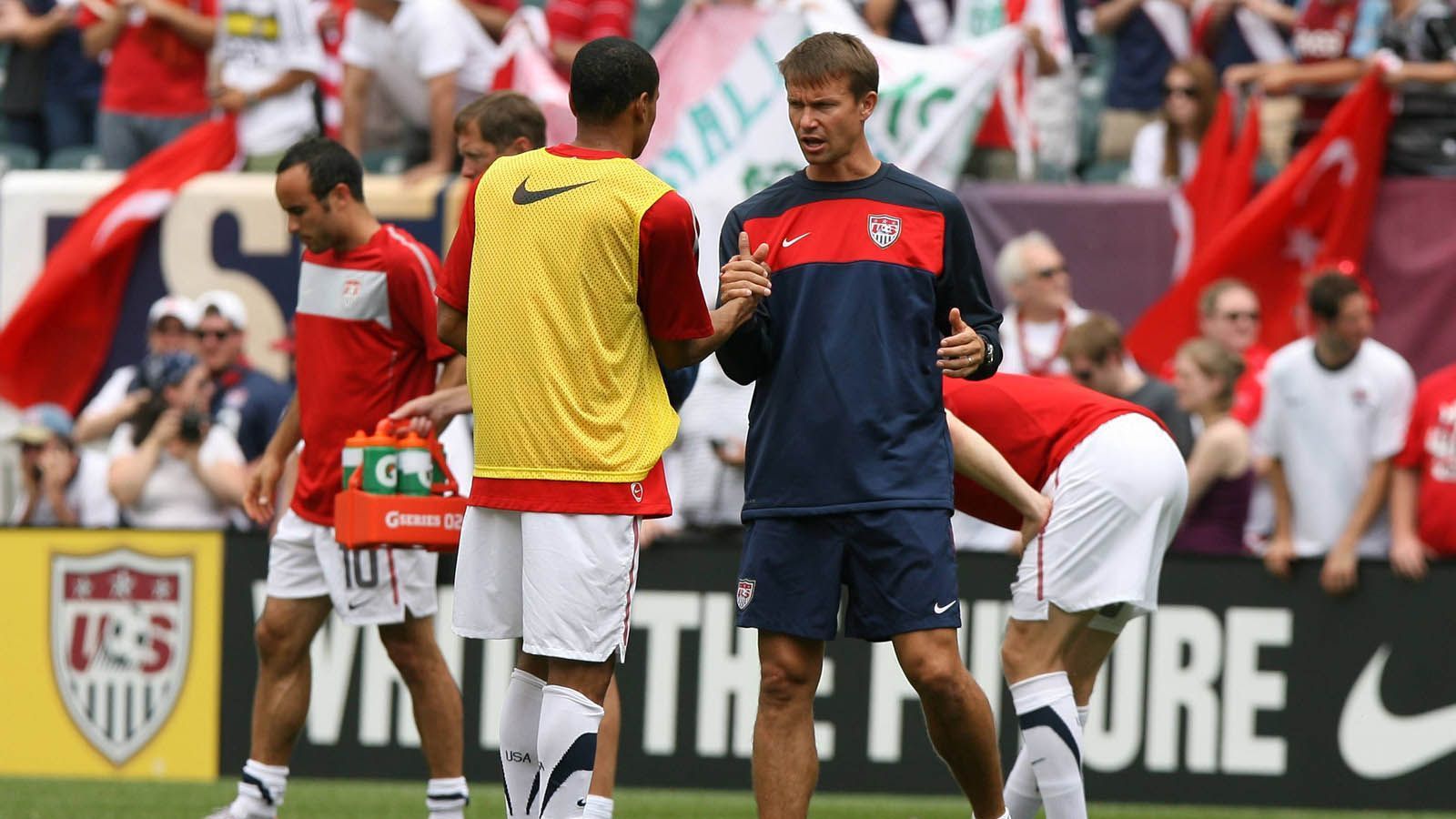 
                <strong>Die Karriere von Jesse Marsch</strong><br>
                Seine Trainerkarriere startete er just bei der Nationalmannschaft, als Co-Trainer – man mag es erahnen – unter Bradley. Doch schon ein Jahr später übernahm er seine erste eigen Trainerstation. 
              